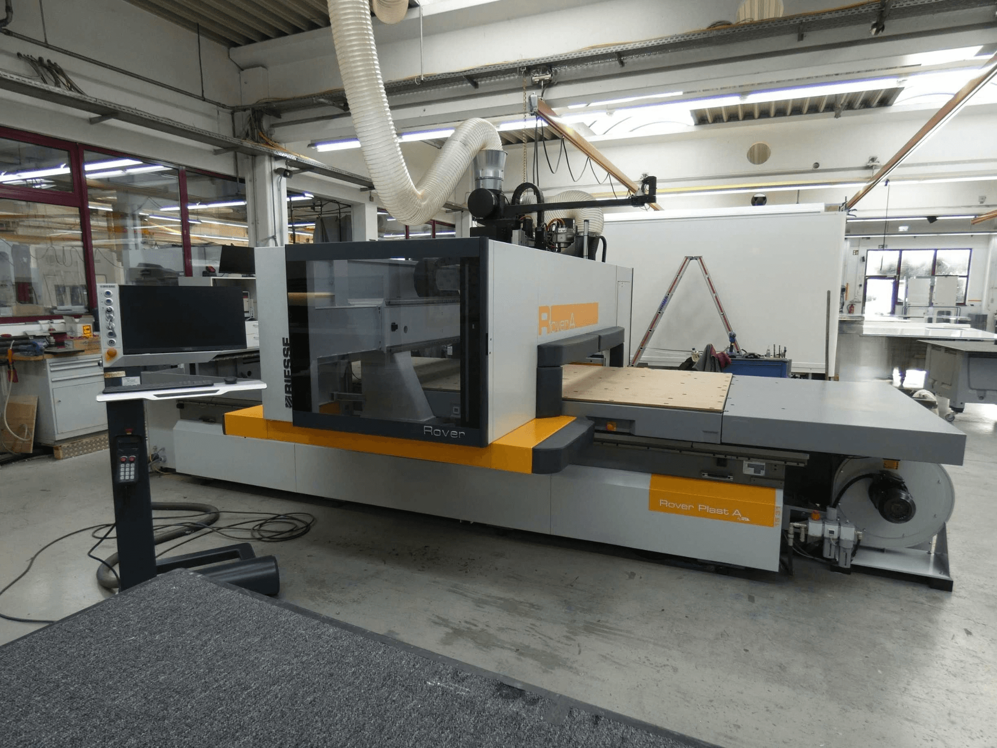 Вигляд спереду деревообробного центру з ЧПУ BIESSE ROVER PLAST A FT 1224, на якому видно монітор та панель керування.
