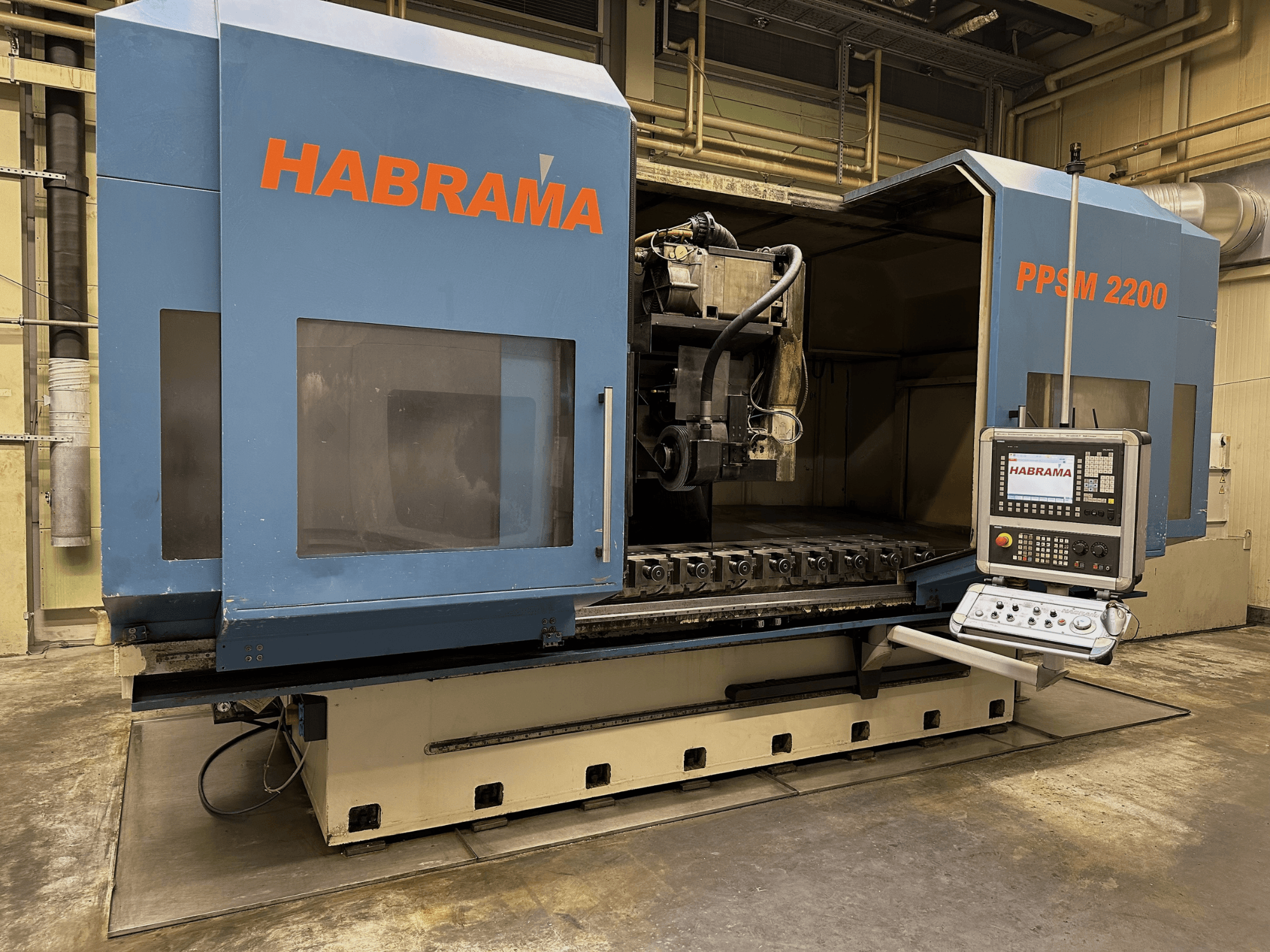 Фрезерний верстат Habraman PPSM 2200, вид спереду, з панеллю керування та видимим тримачем інструменту з декількома затискними гніздами.