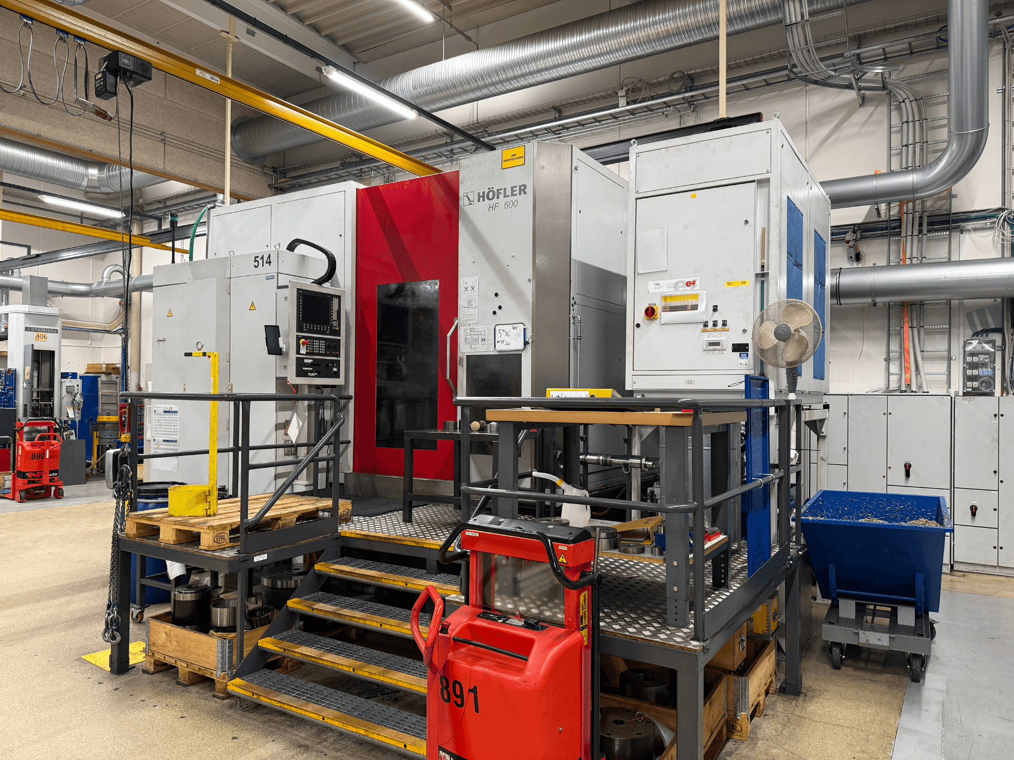 Верстат HOFLER HF 600, вид збоку, показана панель керування, жовтий захисний бар'єр і навколишнє середовище майстерні.