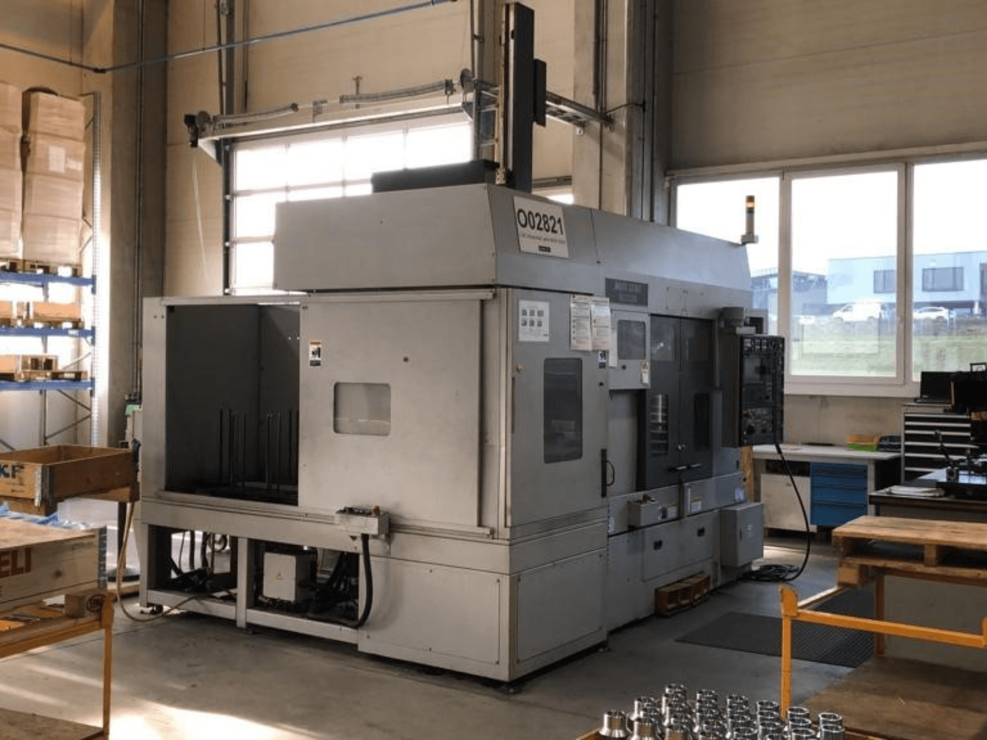 Багатошпиндельний токарний верстат MORI SEIKI RL2500 в майстерні, вид спереду та виробнича зона з інструментами.