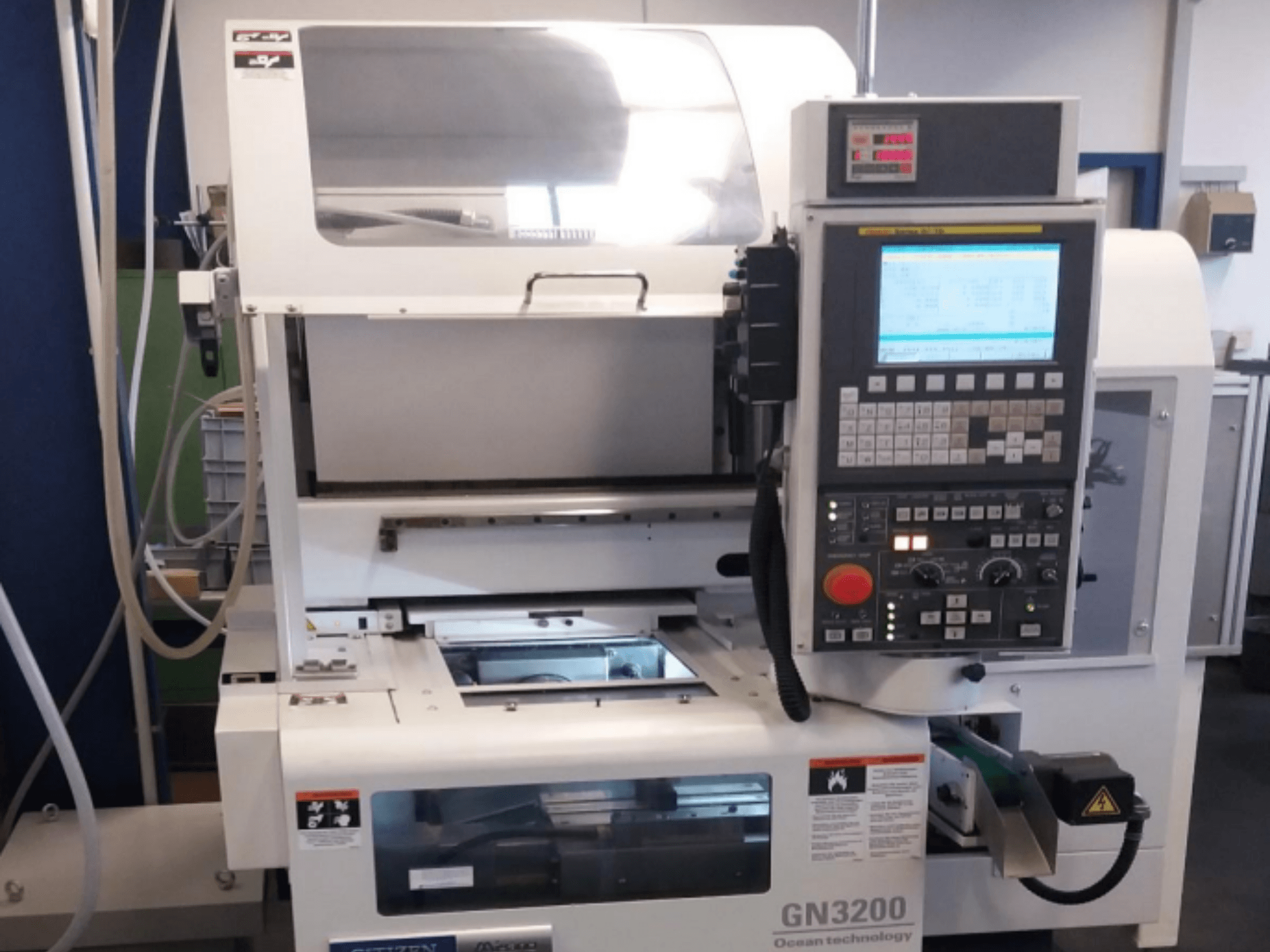 Горизонтальний токарний верстат MIYANO GN 3200, вид спереду, демонструє панель керування та робочі компоненти.