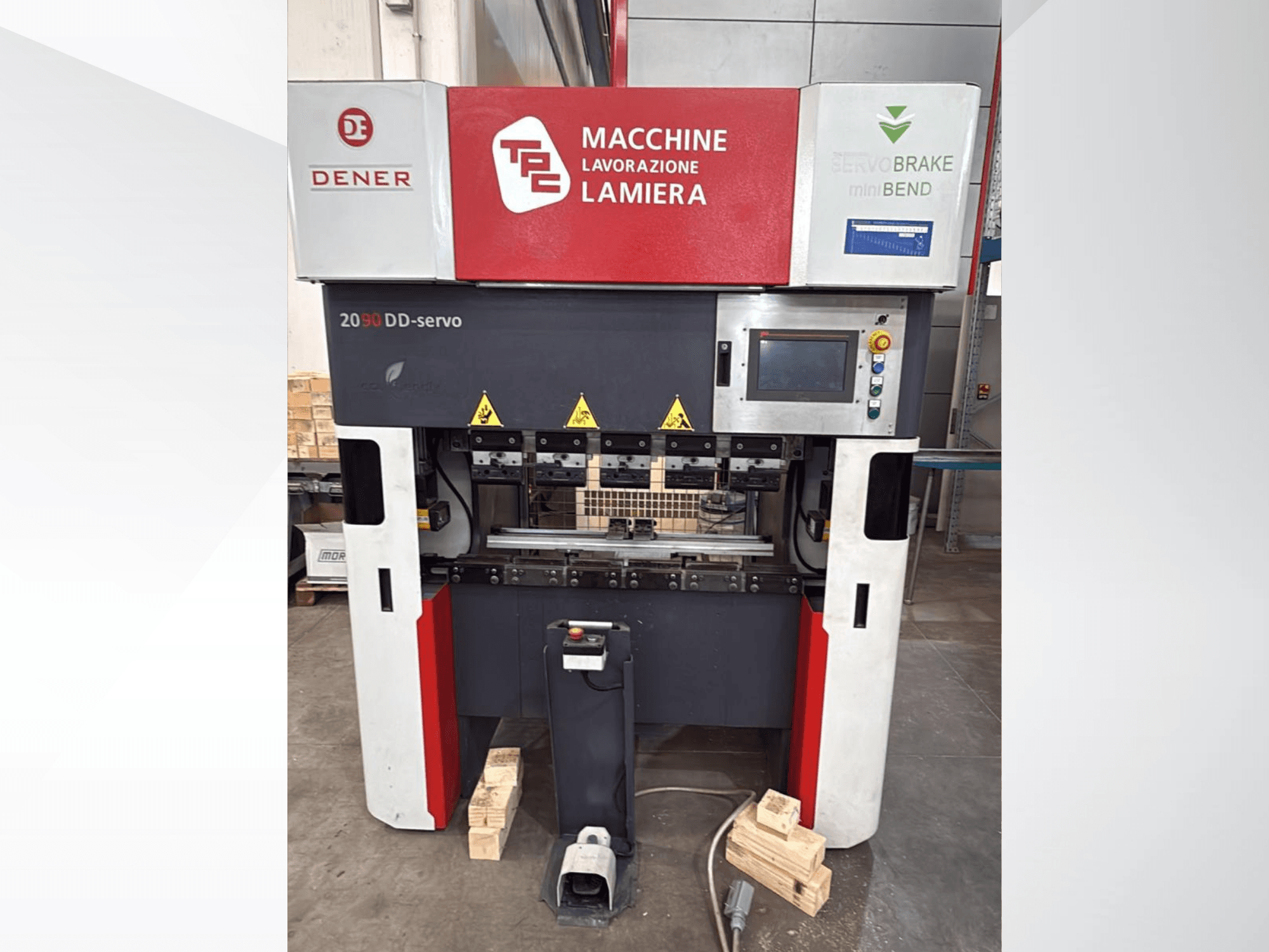 Гнучкий прес DENER DDS 2090 у фронтальному ракурсі: на фото видно панель управління, попереджувальні наклейки та дерев’яну опорну основу.