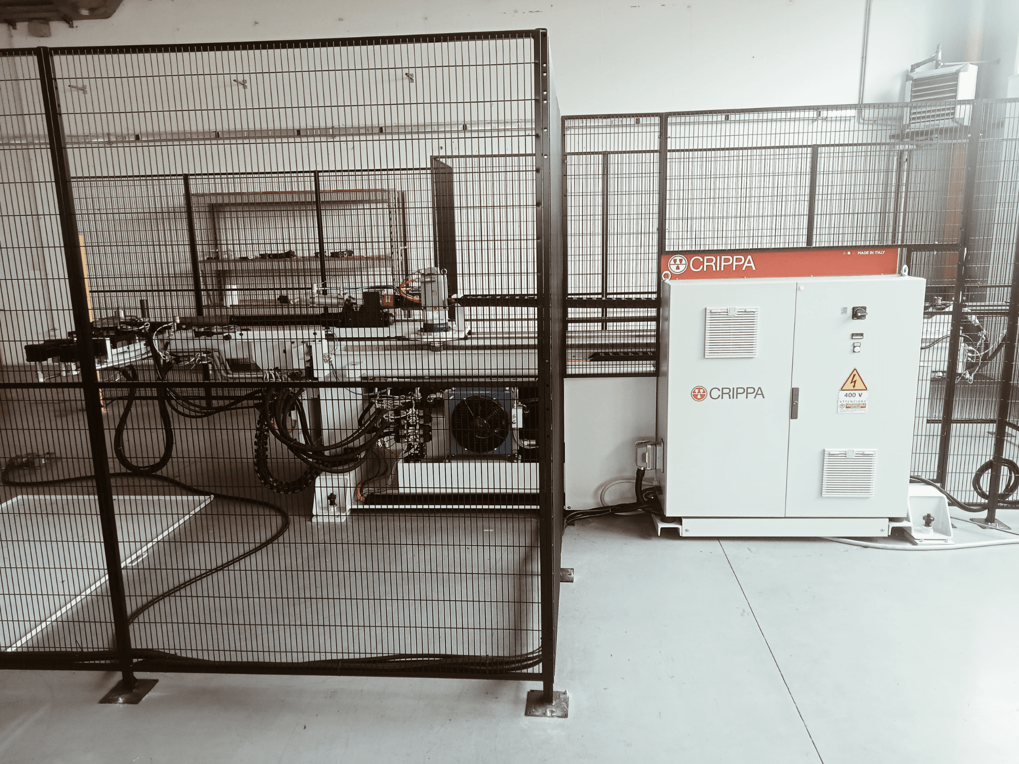 Біла машина CRIPPA за захисним кожухом, з видимими шлангами та компонентами, вид збоку, промислова установка.
