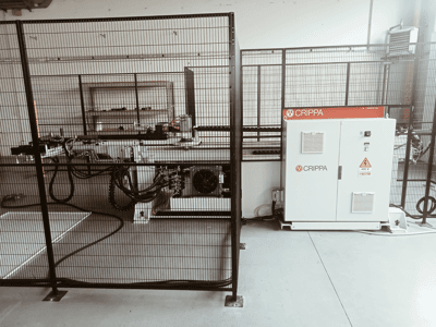 Біла машина CRIPPA за захисним кожухом, з видимими шлангами та компонентами, вид збоку, промислова установка.