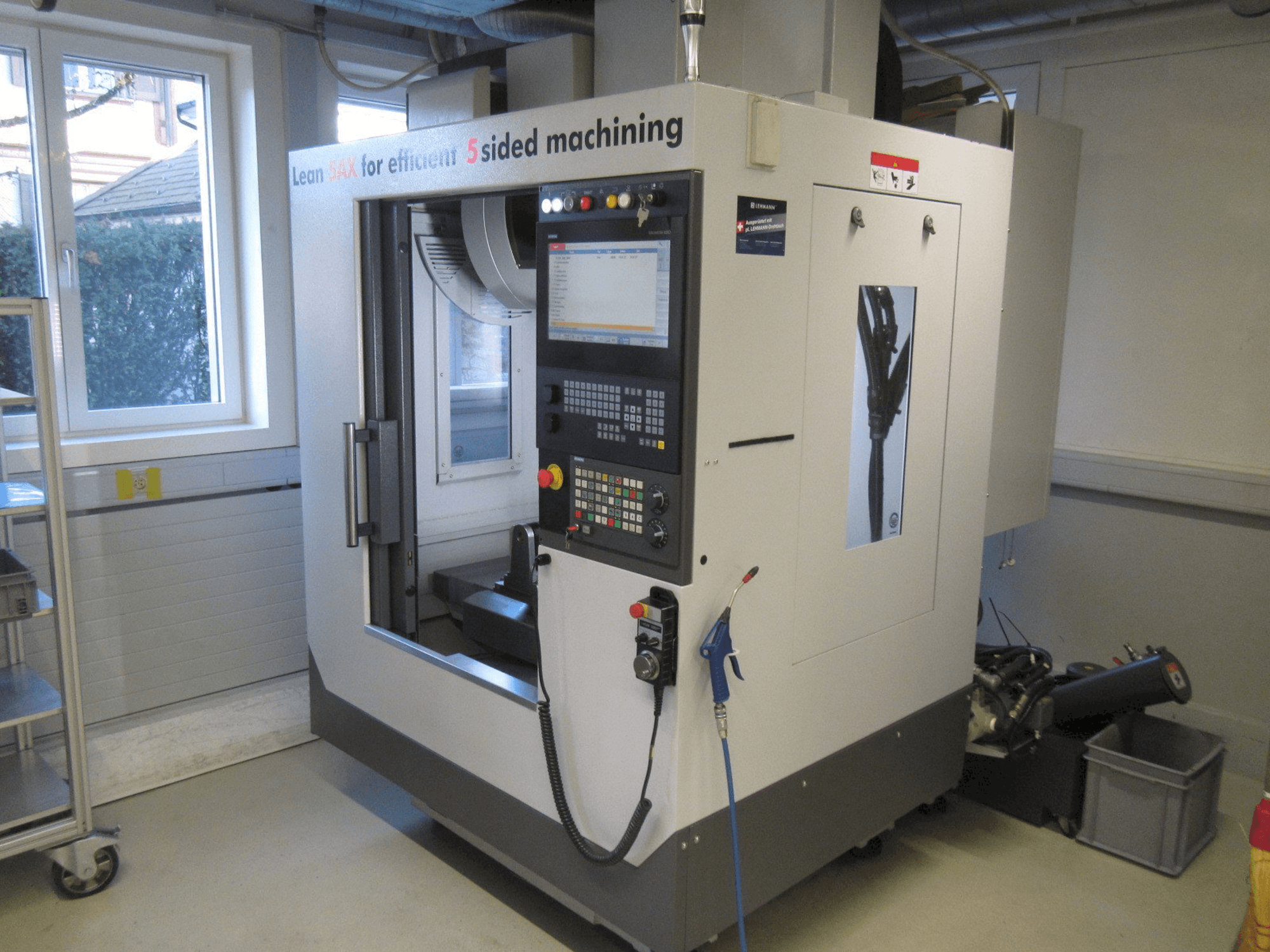 Front view of HARDINGE V480 machine