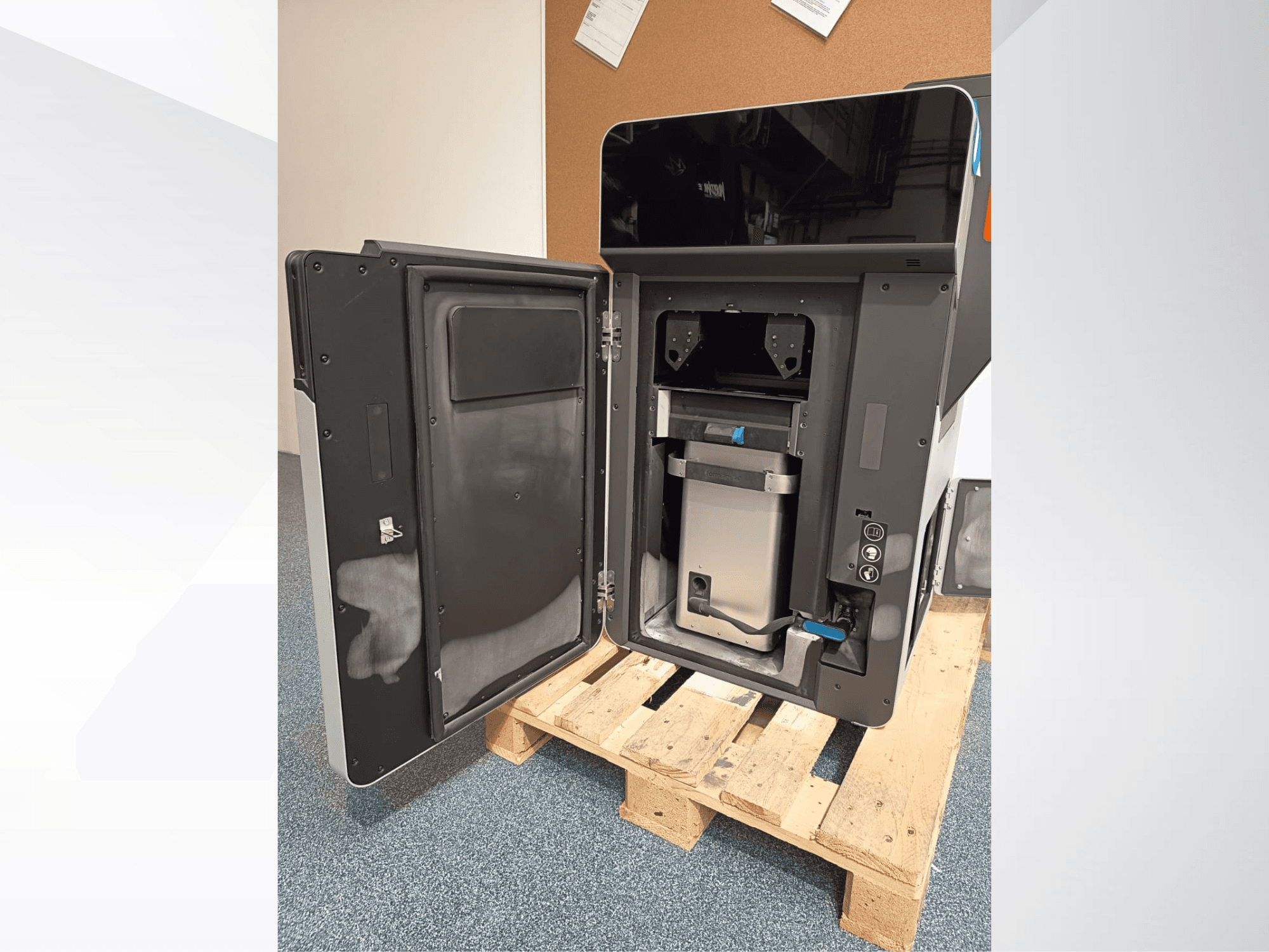 Пластиковий 3D-принтер FORMLABS Fuse 1, вид збоку з відкритими дверцятами, що відкривають внутрішні компоненти та панель керування.