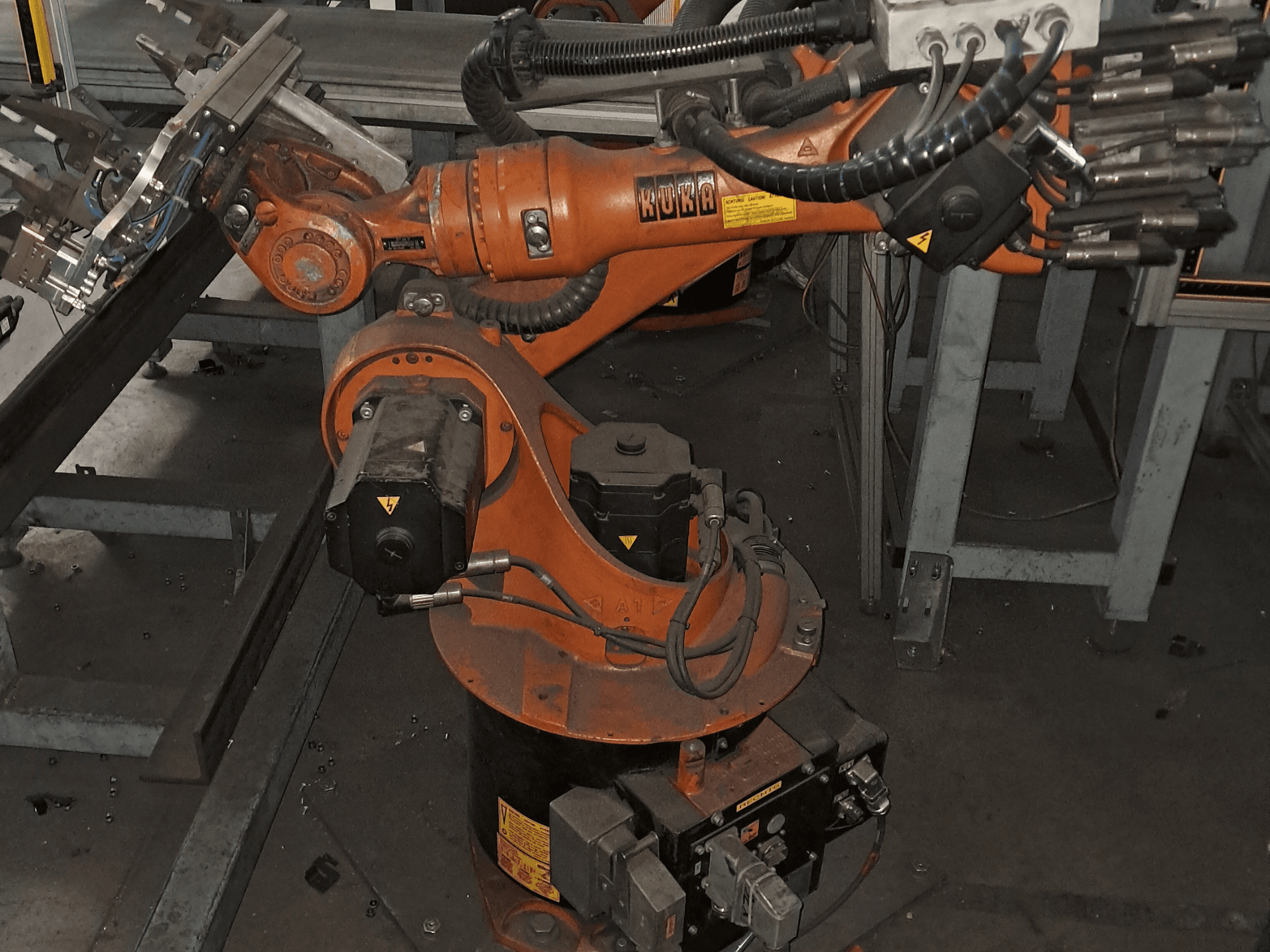 Роботизована рука KUKA KR 16-2 у вигляді зверху, на якому видно помаранчевий корпус, двигун та механічні компоненти.