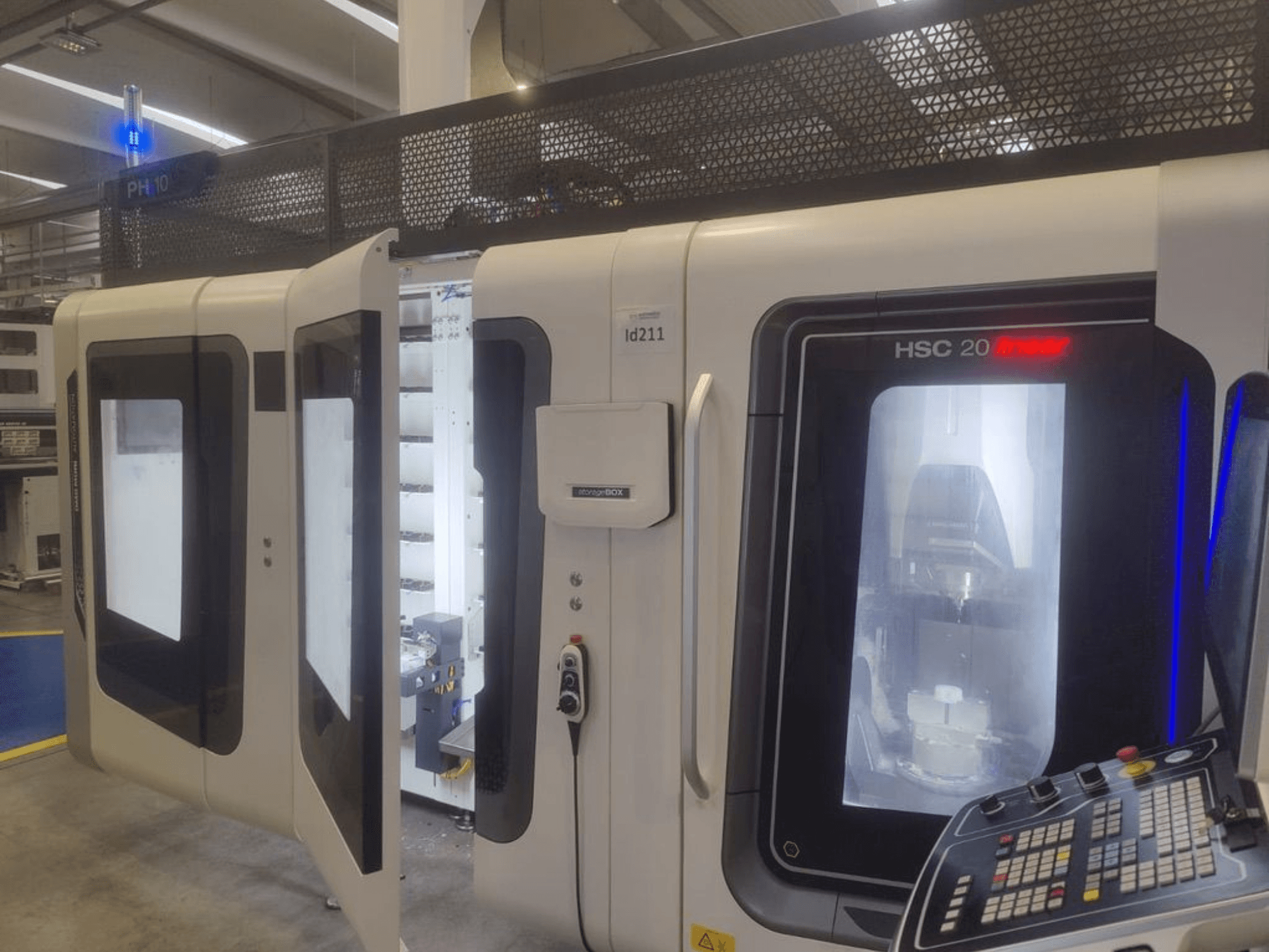 Вертикальний обробний центр DMG MORI HSC 20, вид спереду, демонструючи відкриті двері, що відкривають робочий простір і панель управління.