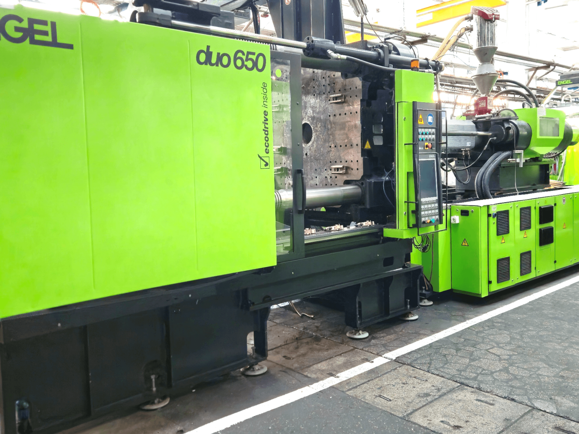 Термопластавтомат ENGEL duo 650, вид спереду, яскраво-зелений колір, видно панель керування та бункер.
