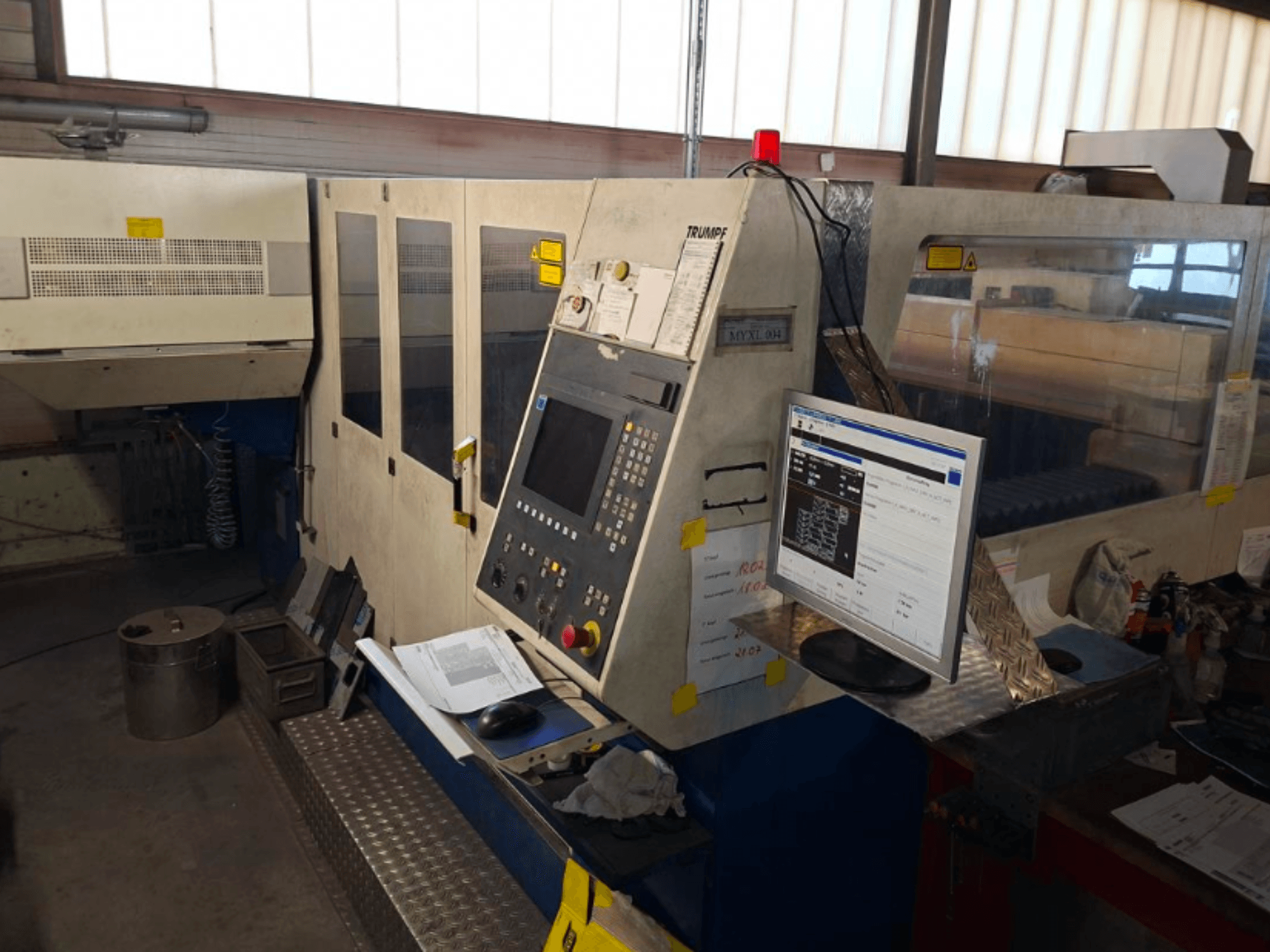 Машина для лазерного різання CO2 TRUMPF Trumatic L 4030, вид спереду з панеллю керування та монітором, видно деталі робочого простору.