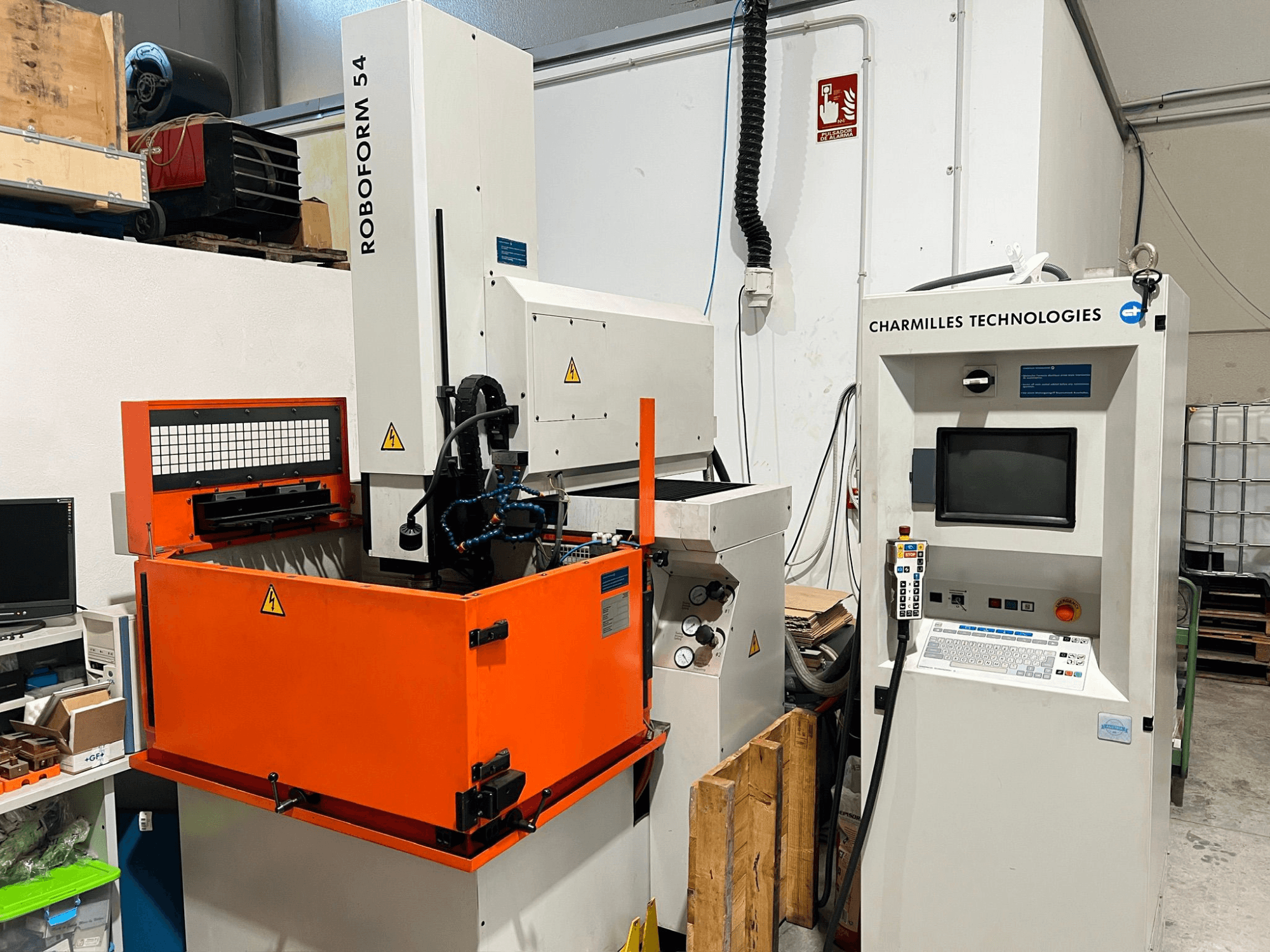 Висікальний верстат AgieCharmilles Roboform 54, вид спереду, з помаранчевим робочим баком і блоком керування.