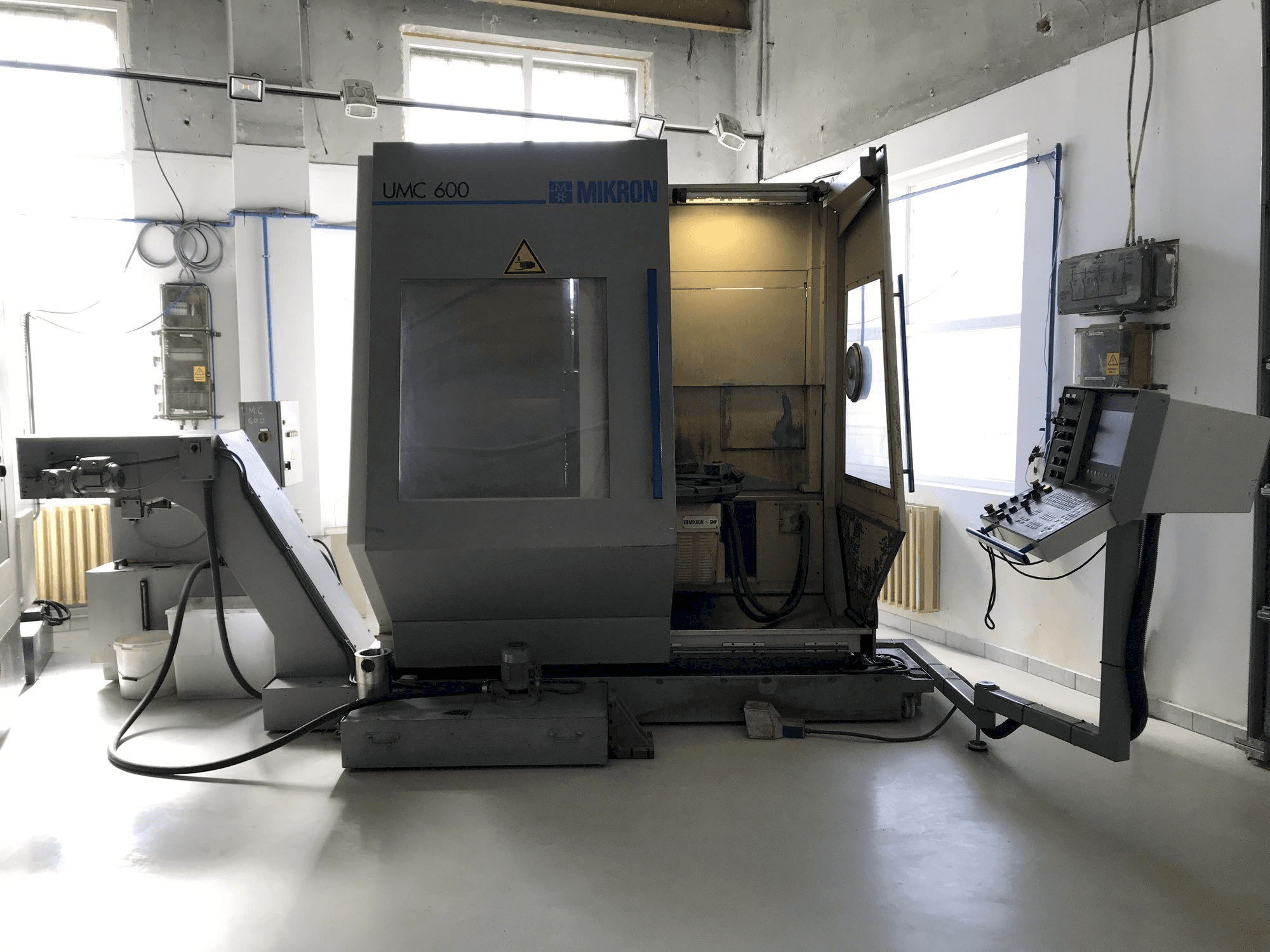 Front view of MIKRON UMC 600 machine