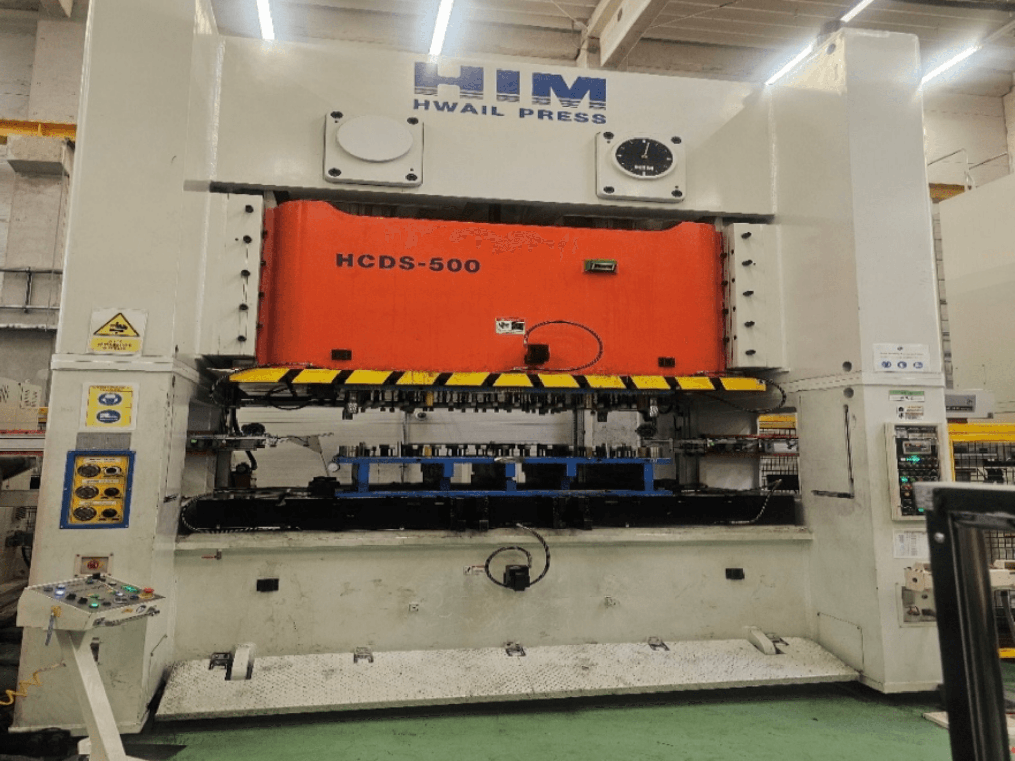 Механічний штампувальний прес HIM HWAIl PRESS HCDS-500 у фронтальному ракурсі, з помаранчевою штампувальною плитою та панеллю керування.