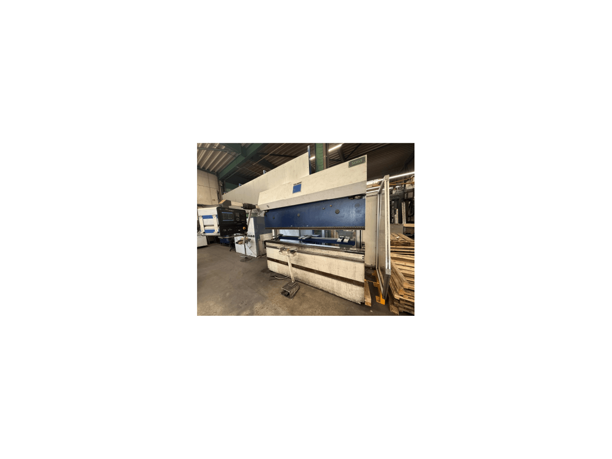 TRUMPF TrumaBend V85 S, вид збоку, демонстраційна панель керування, згинальний пристрій і міцна металева рама.