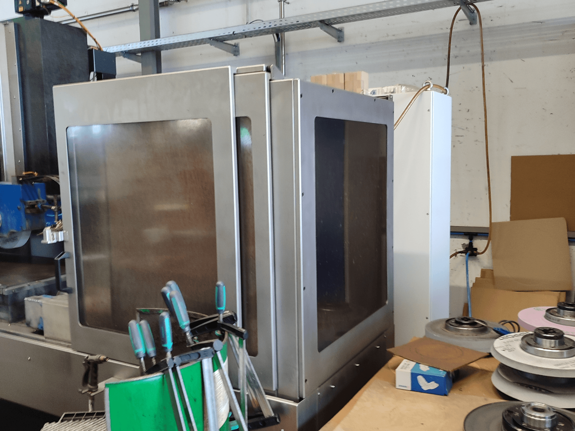 Плоскошліфувальний верстат HEINZ STÖCKEL FD 1560 NC-T, вид збоку: металевий корпус і шліфувальні компоненти в умовах майстерні.