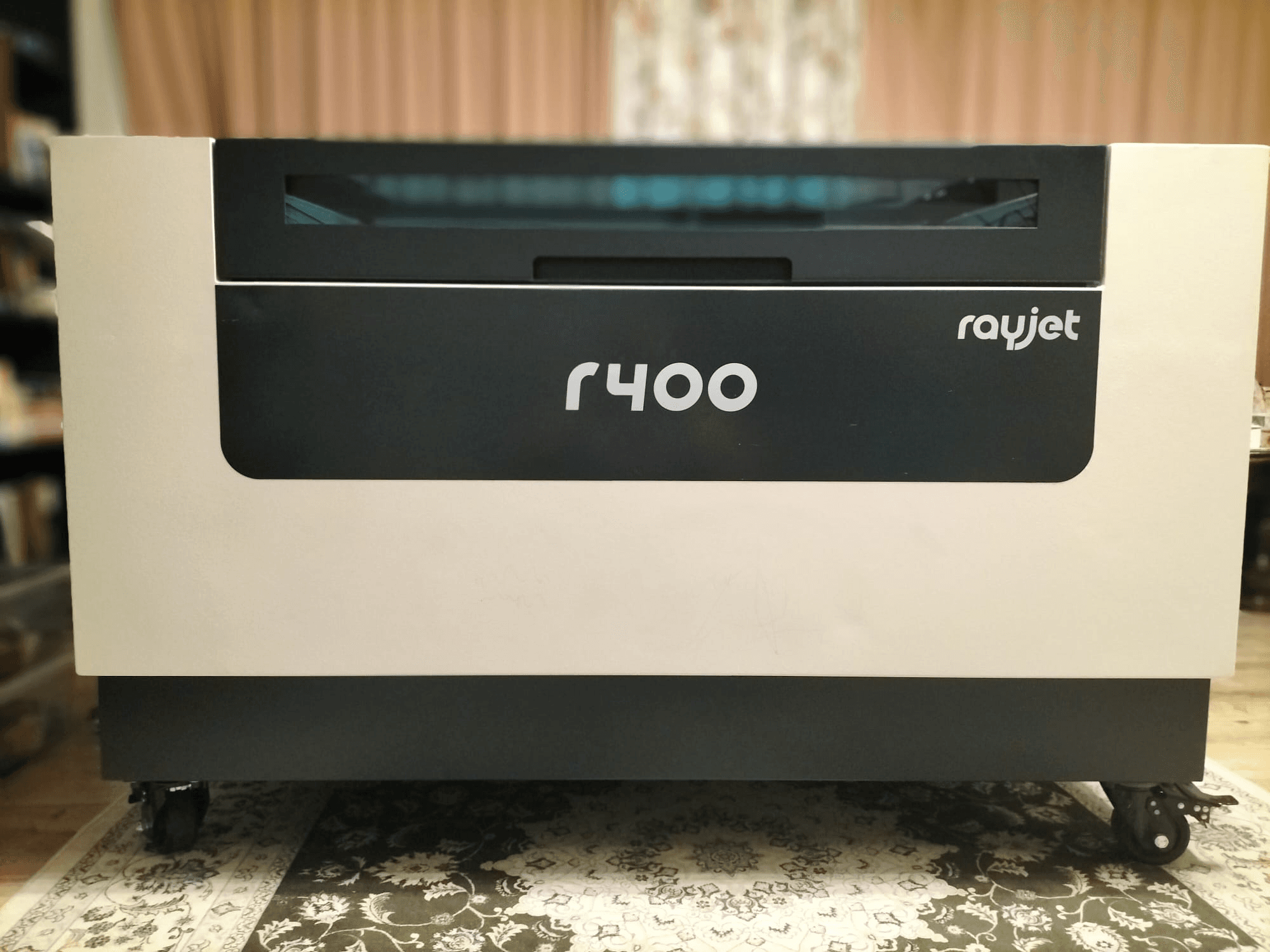 Лазерний гравірувальний верстат Trotec Rayjet R400 спереду, що демонструє елегантний дизайн і чітке брендування.