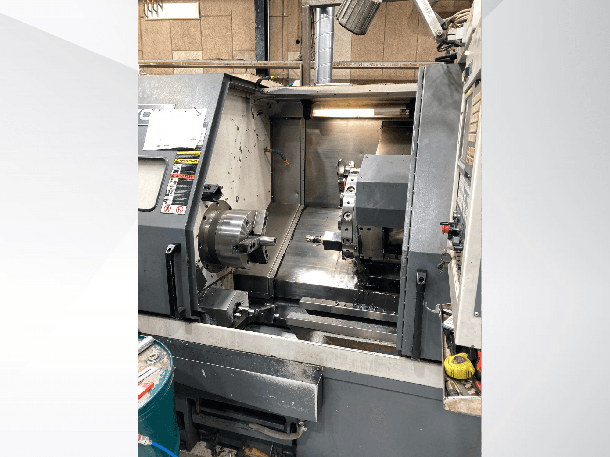 Горизонтальний токарний верстат YCM GT-300LMB, вид спереду, демонструє панель керування та шпиндельний патрон з установкою інструменту.