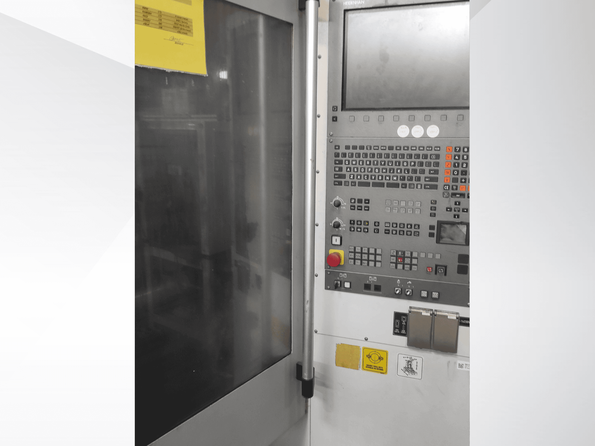Панель керування промислової машини Herrmann, вигляд спереду, з кнопками, сенсорним екраном і робочими етикетками.