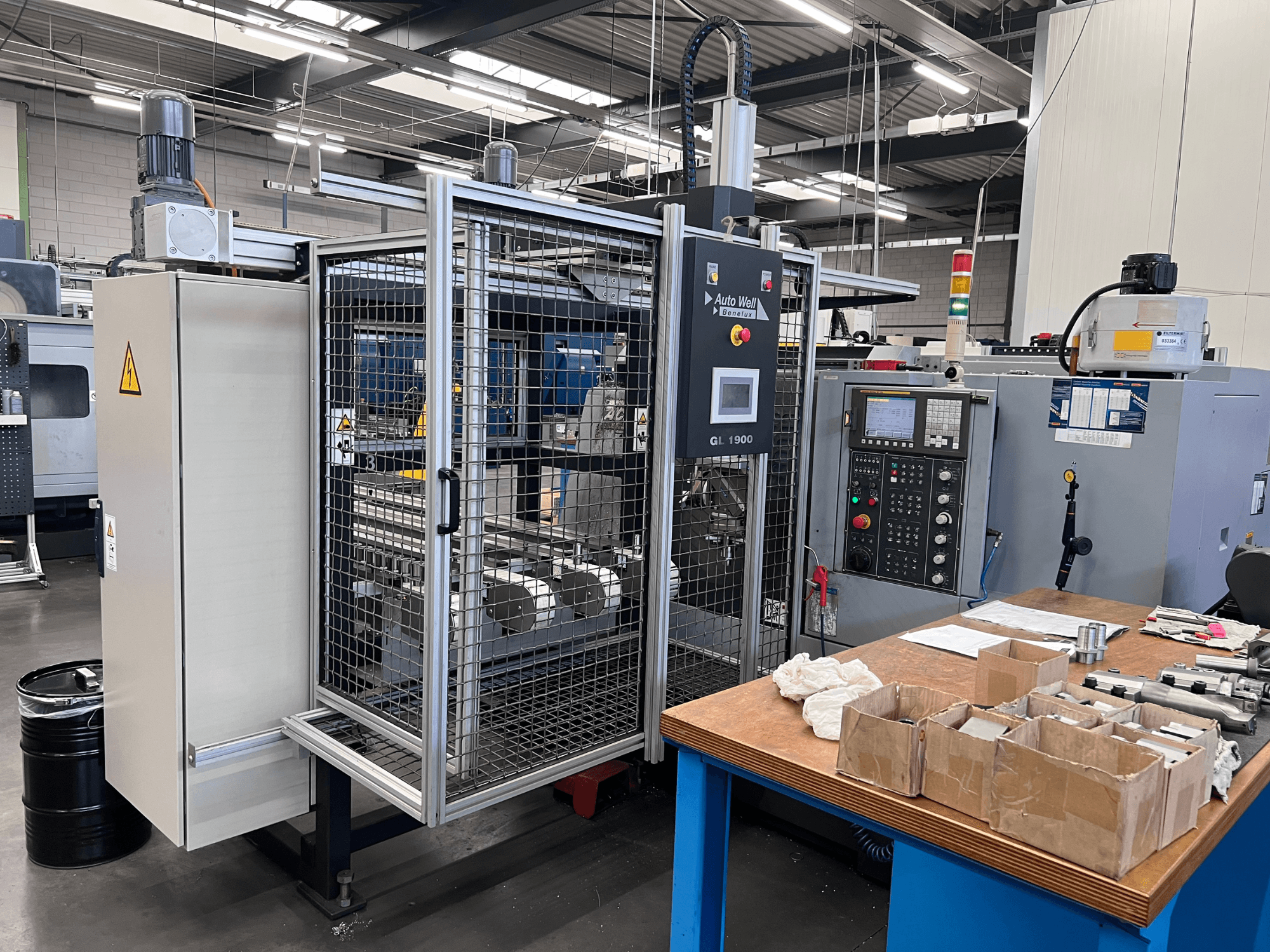 Вид спереду зварювального апарату Auto Weld GL 1900 з панеллю керування, захисним кожухом та інструментами на робочому столі.