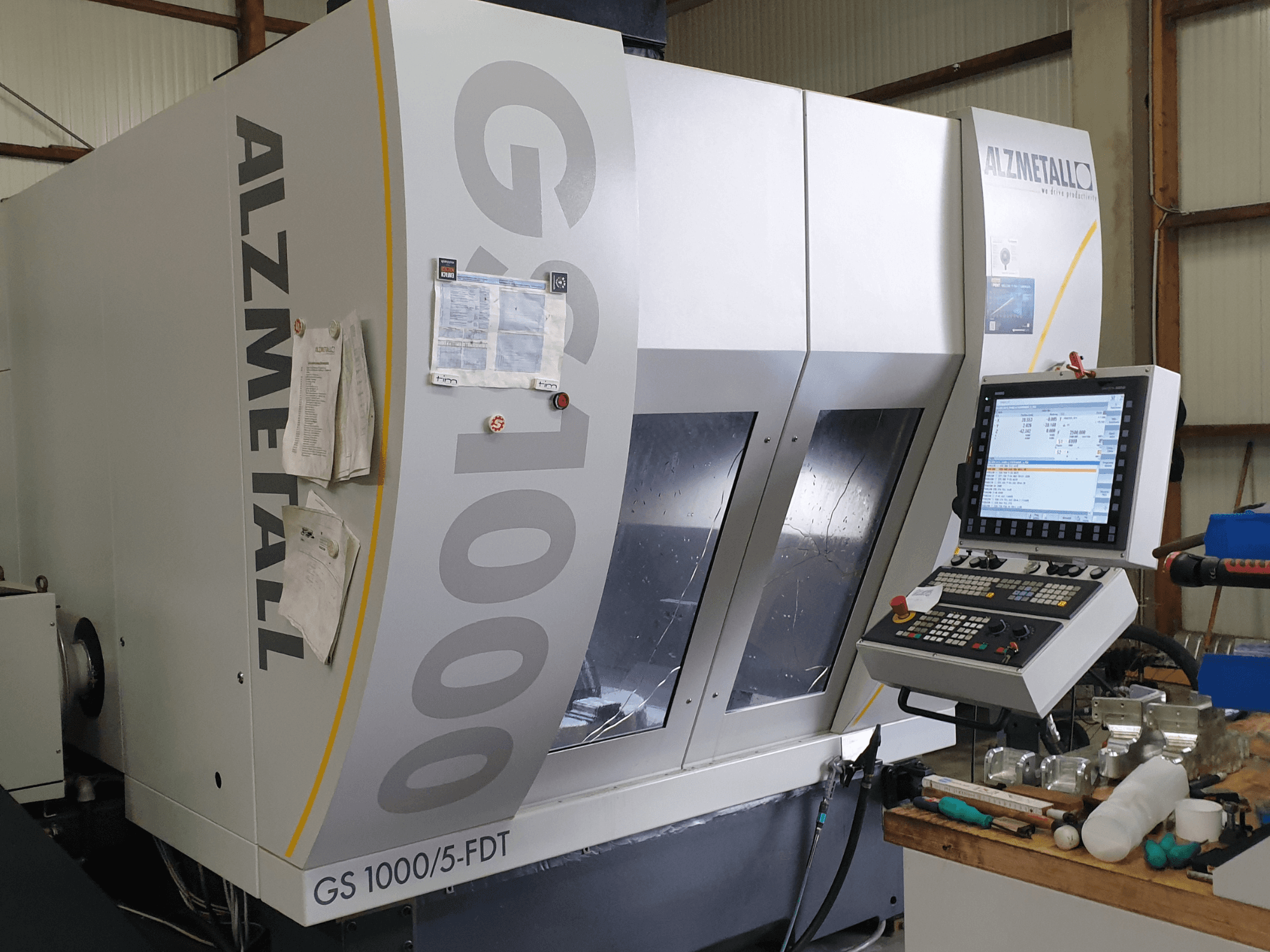 Вертикальний обробний центр Alzmetall GS 1000/5-FDT у фронтальному ракурсі, на якому видно панель керування та робочу зону.