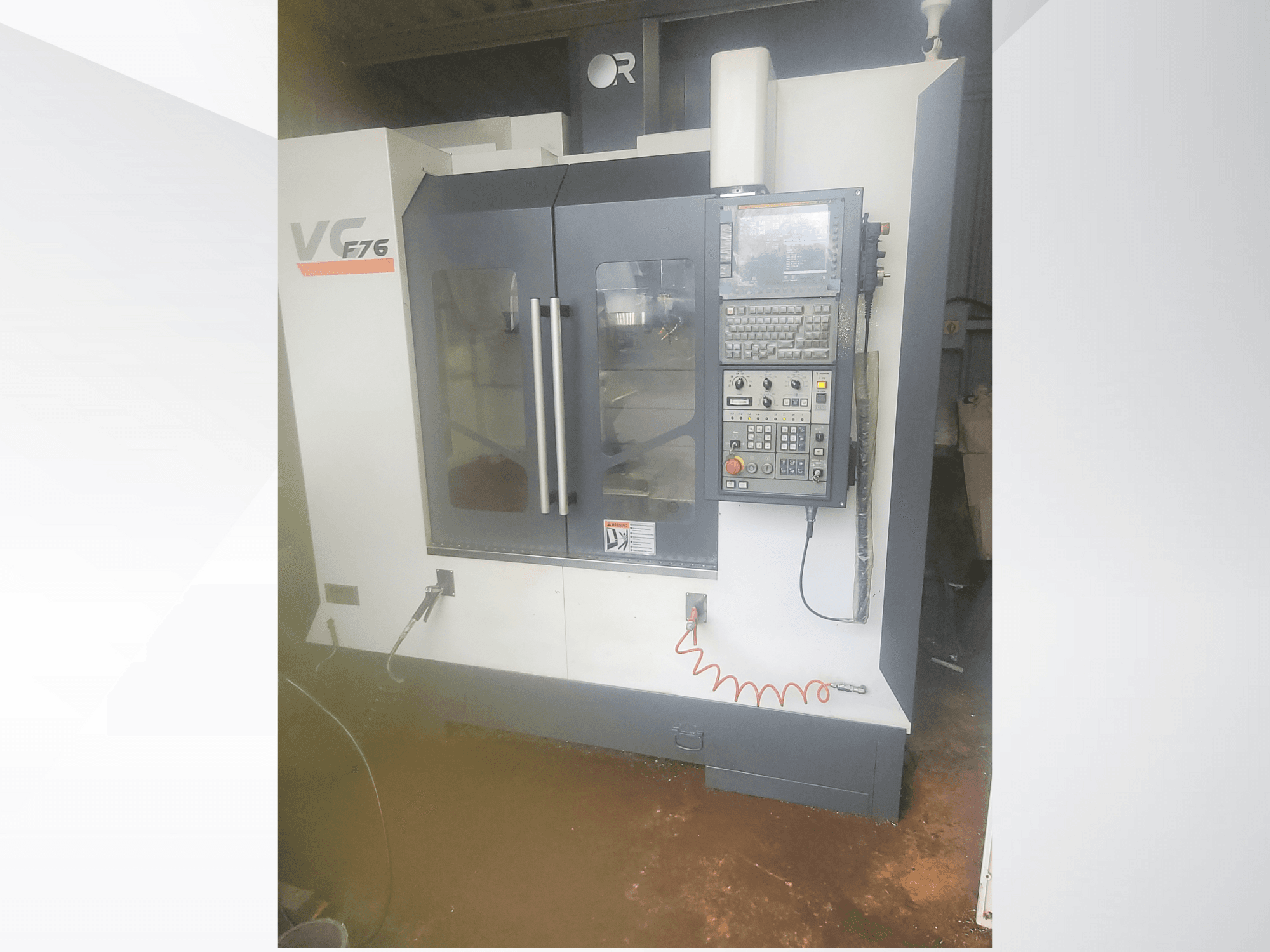 Вертикальний обробний центр марки VC, модель F76; вид спереду з панеллю керування та скляними дверцятами.