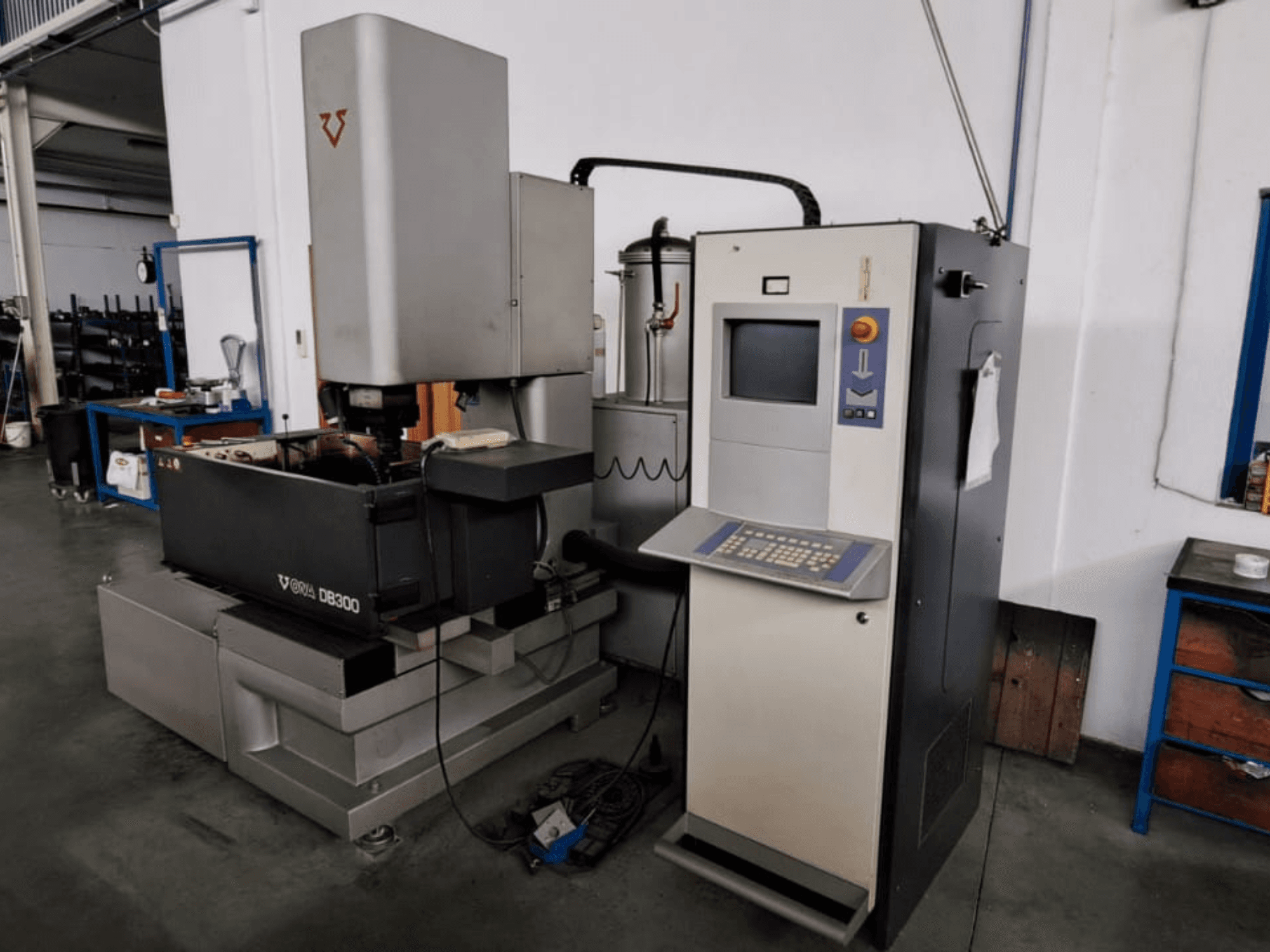 Прошивальний електроерозійний верстат ONA DB300, вигляд спереду; з панеллю керування, тримачем заготовки та елементами промислового дизайну.