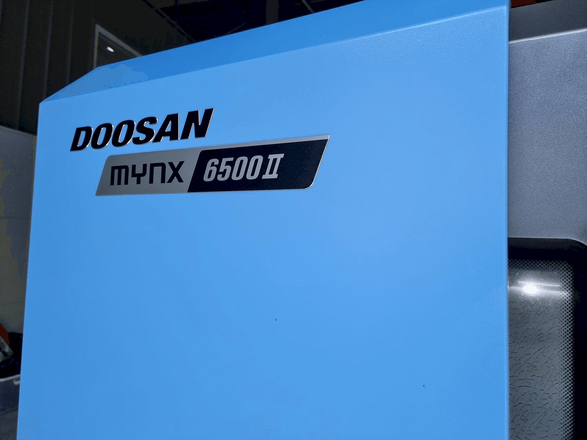 Front view of Doosan MYNX 6500Ⅱ machine