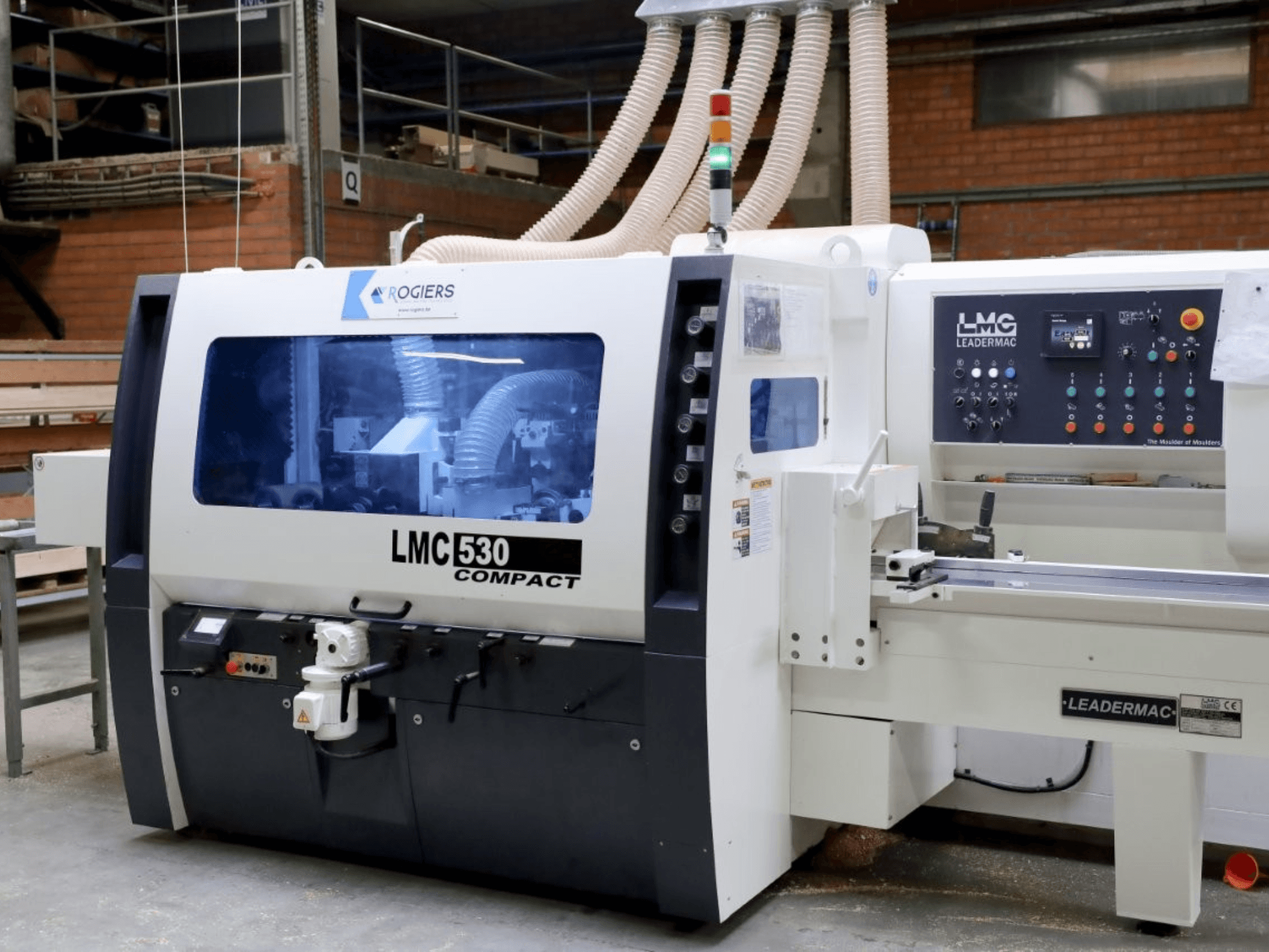 LEADERMAC LMC 530 Компактний деревообробний верстат; вид спереду демонструє елементи керування, пиловідведення та особливості робочої зони.