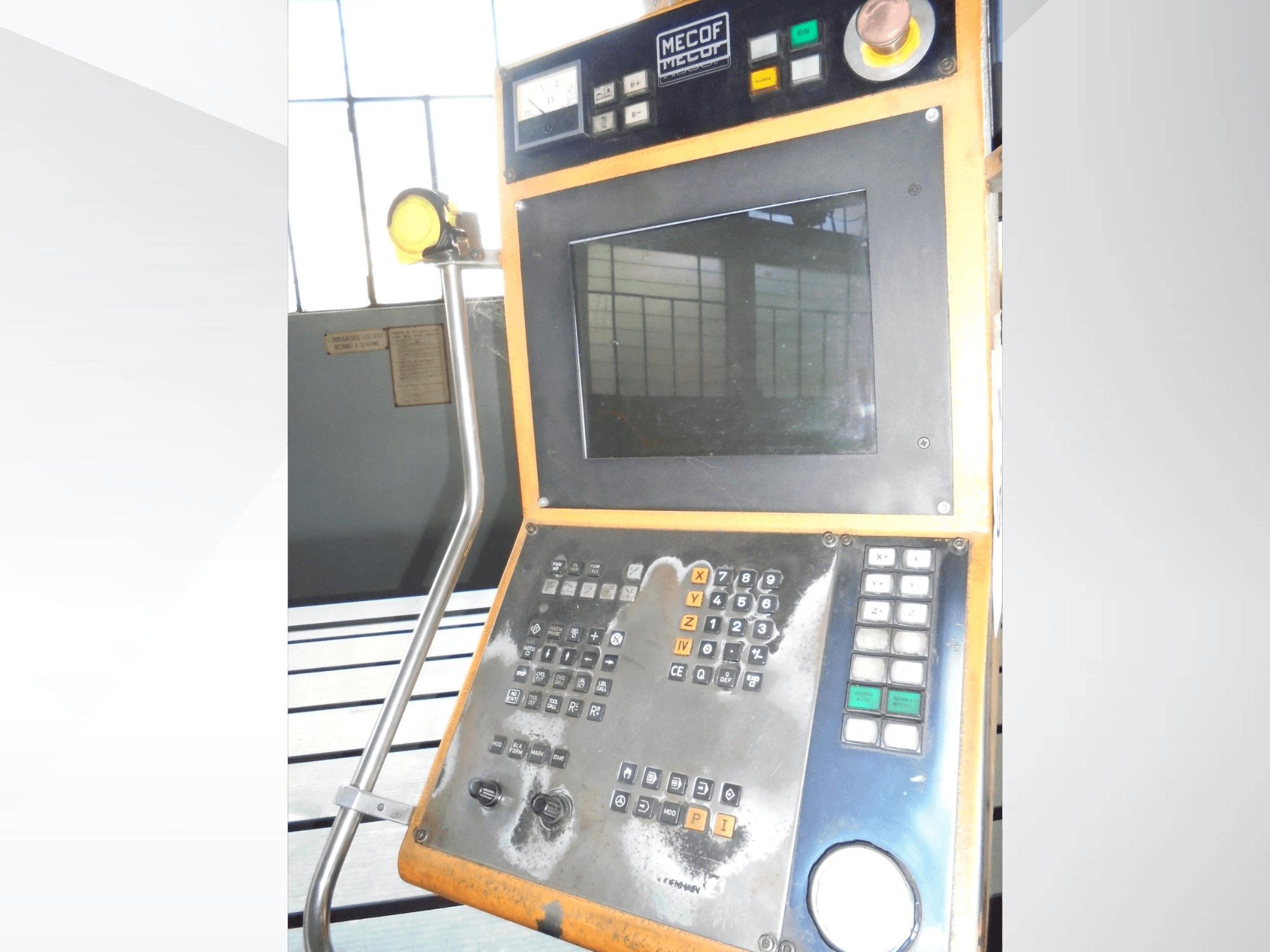 Панель управління Mecof з цифровим дисплеєм, кнопками і ручками; вигляд спереду показує знос елементів управління.