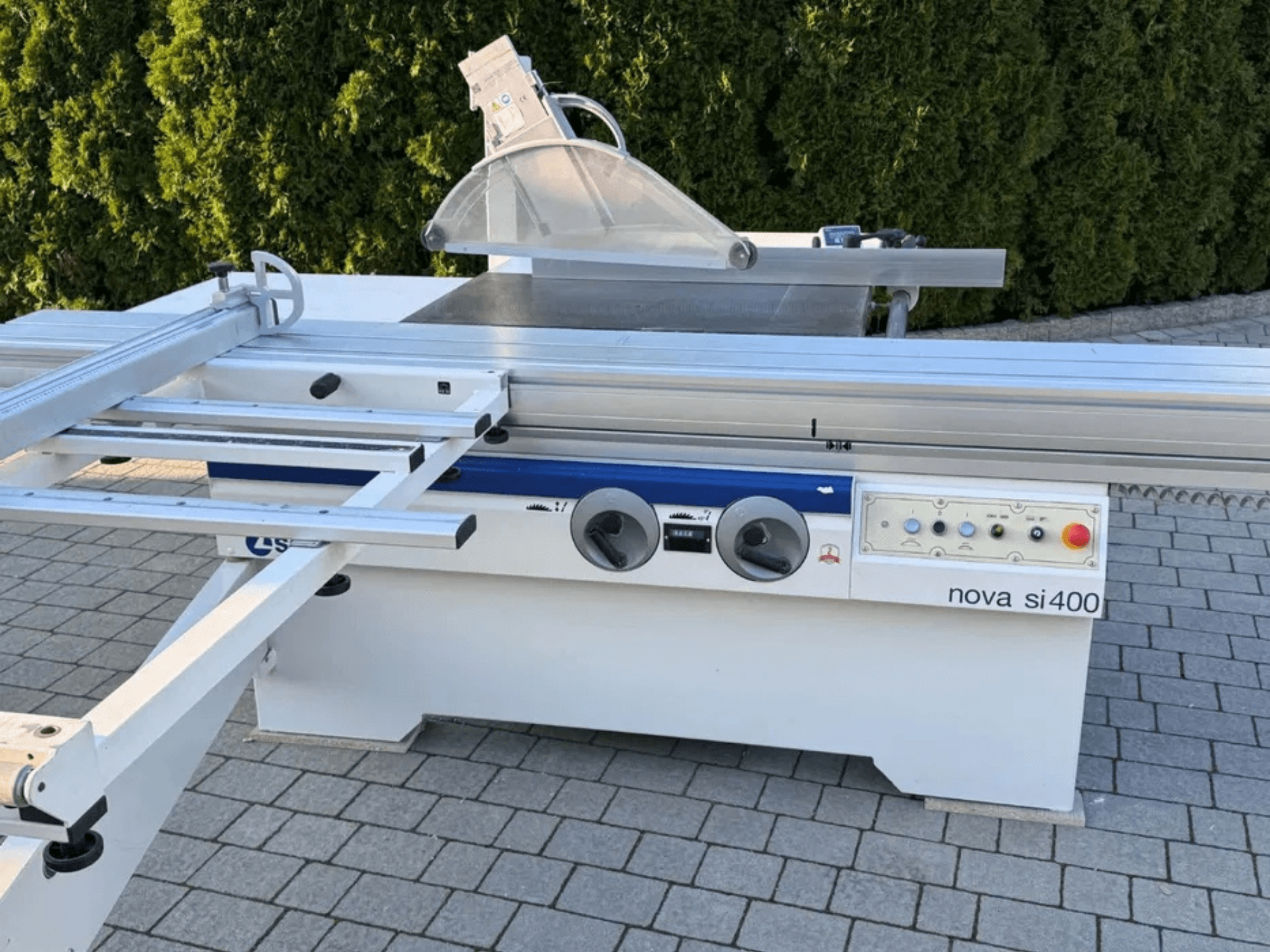 Кругова пила для дерева SCM NOVA 400 у фронтальному ракурсі: на фото зображено пильне полотно, панель керування та міцну металеву раму.