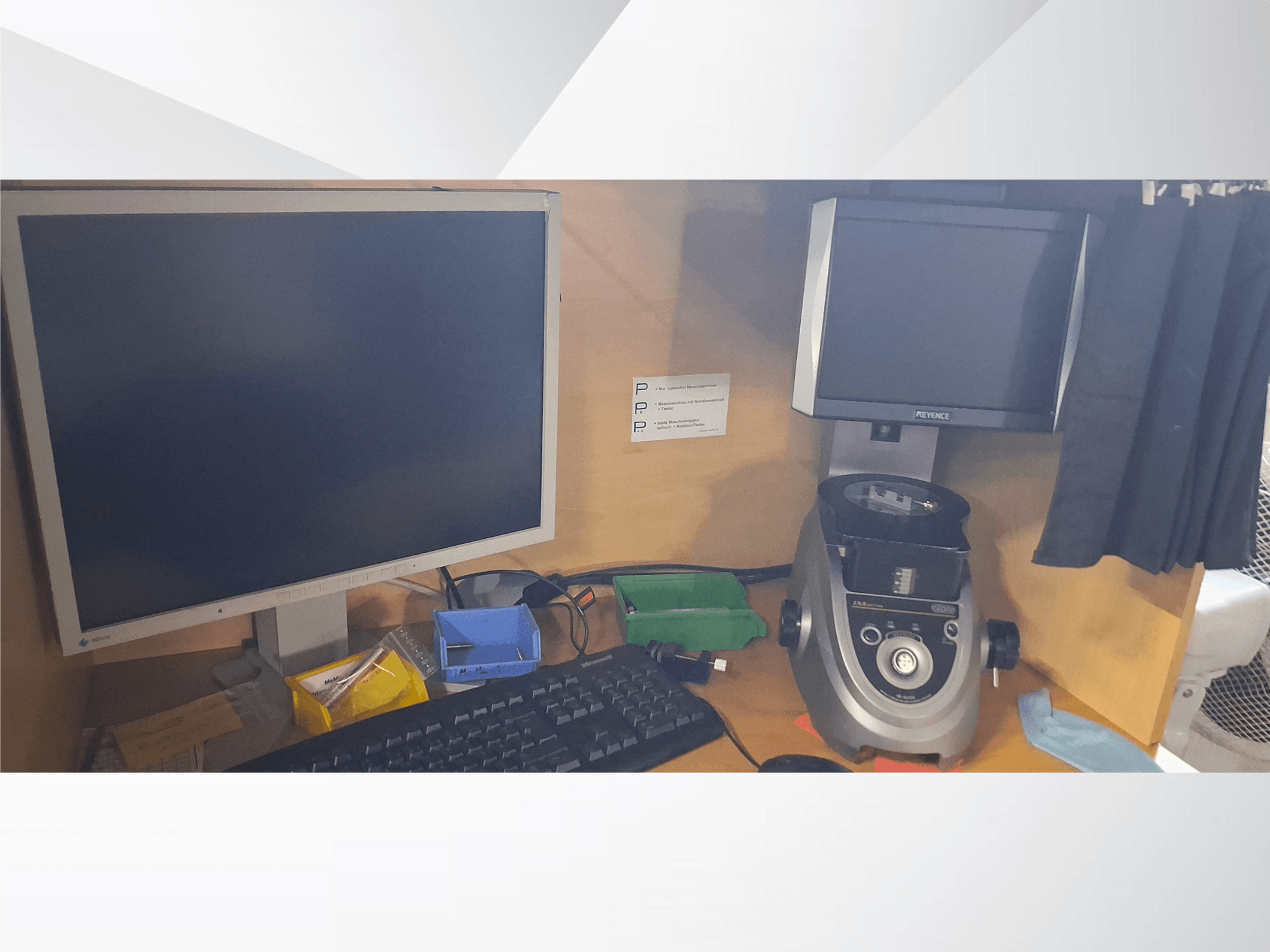 Комп'ютерний монітор з клавіатурою, дисплей марки PEVA та сірий лабораторний прилад на дерев'яному столі з різноманітними лотками та паперами.