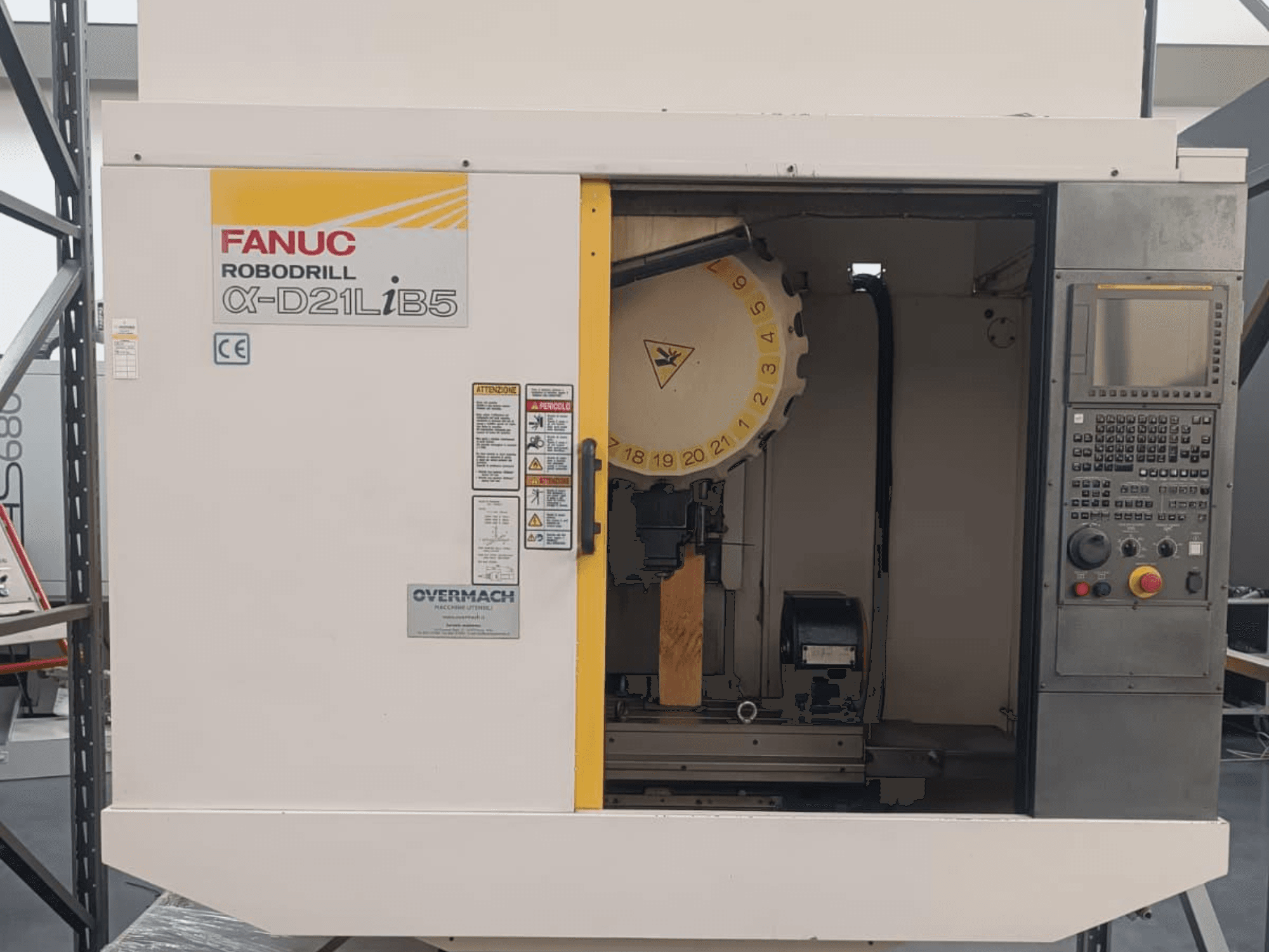 FANUC Robodrill α-D21LiB5, вигляд спереду; верстат з ЧПК з тримачем інструменту, панеллю керування та попередженнями з техніки безпеки.
