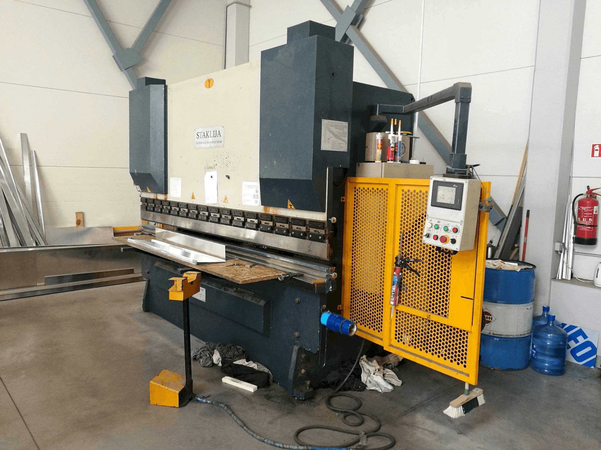 Front view of Staklija WC67K-100x3200 machine