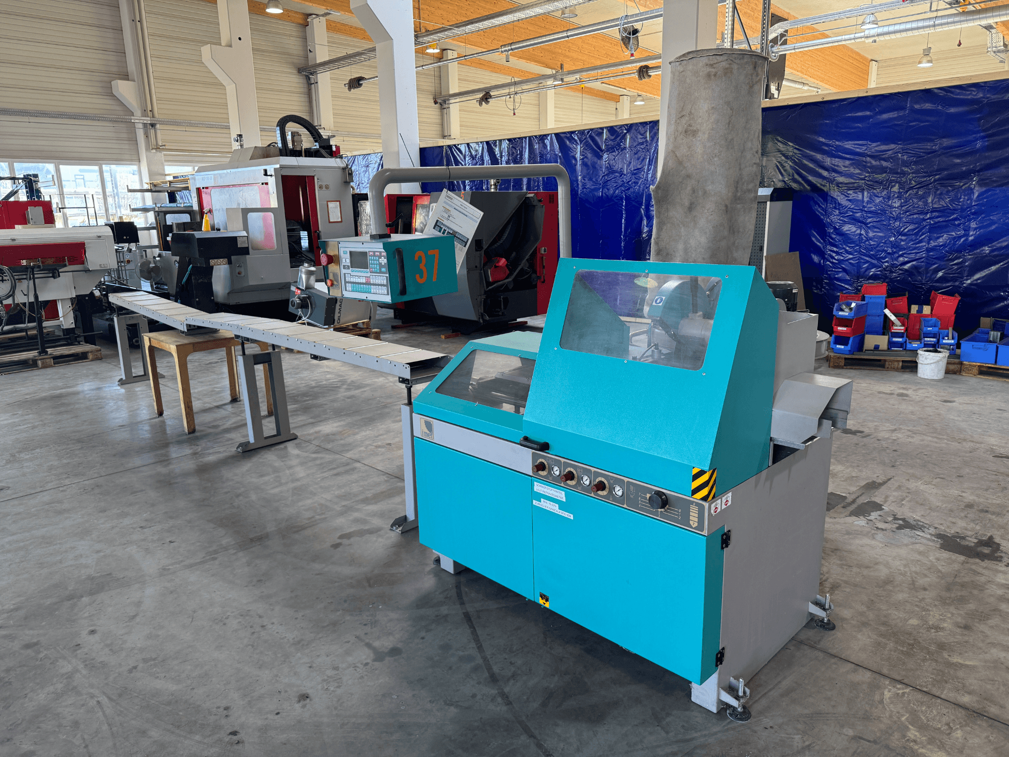 Циркулярна пила по металу Imet VELOX 350 AF-ENC в майстерні, вид спереду з панеллю керування та системою відсмоктування пилу.