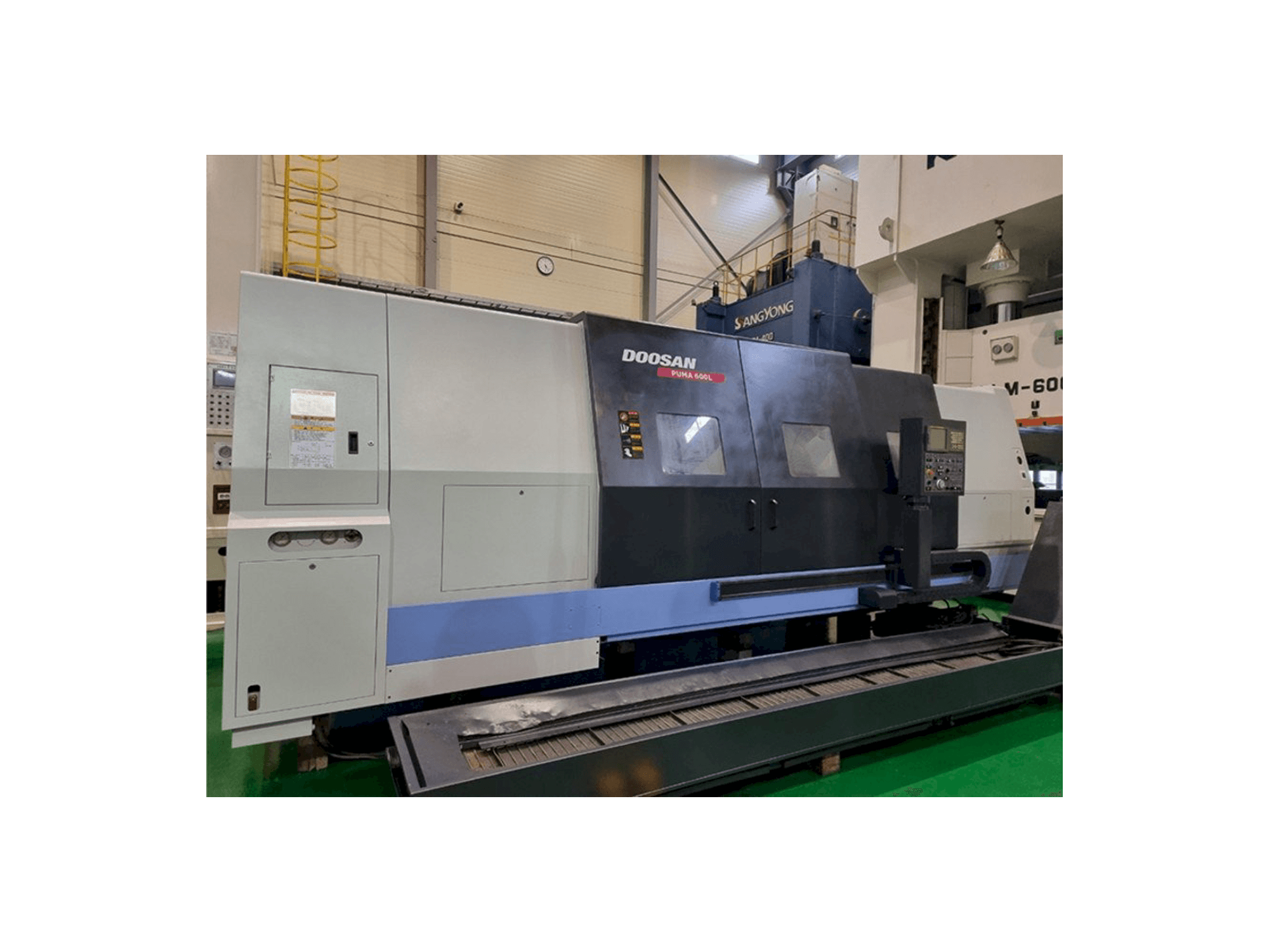 Front view of Doosan Puma 600L machine