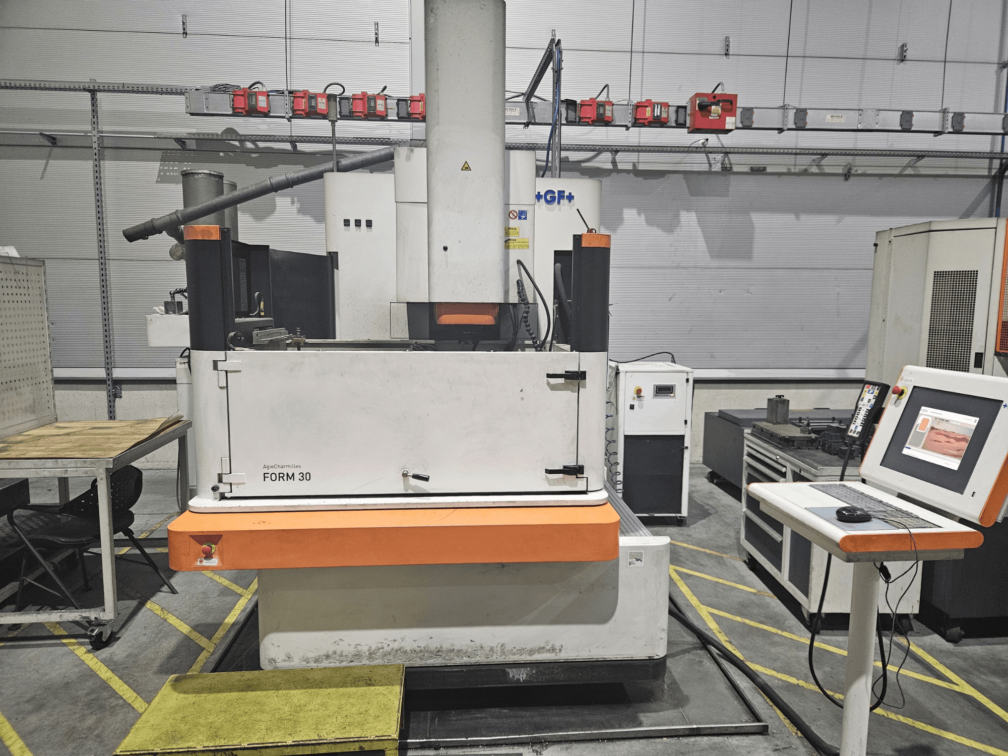 Машина ApeqChemicals FORM 30 в майстерні, вид спереду з панеллю керування і робочим столом збоку.