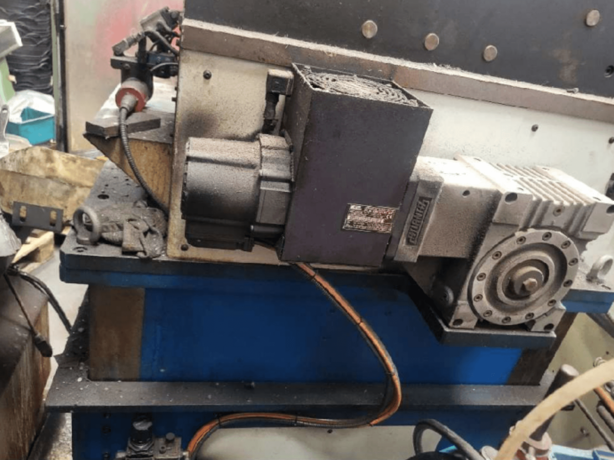 Механічний штампувальний прес PRESSIX 160 CNR 6, вид збоку з двигуном і з'єднаннями на синій платформі.