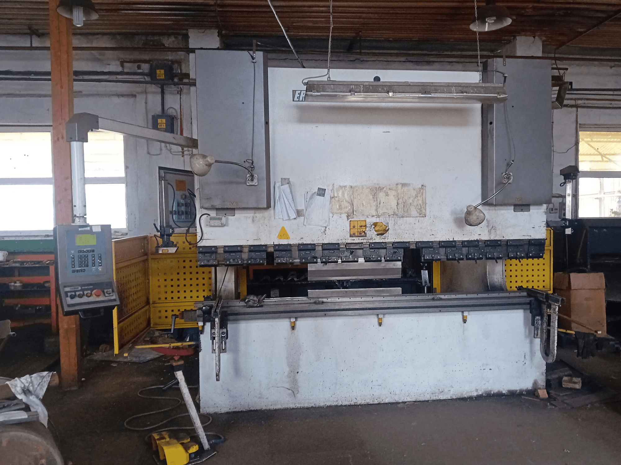 Гідравлічний прес ERMAK CNC HAP 3100x300 показаний спереду, з панеллю керування та робочим столом в умовах майстерні.