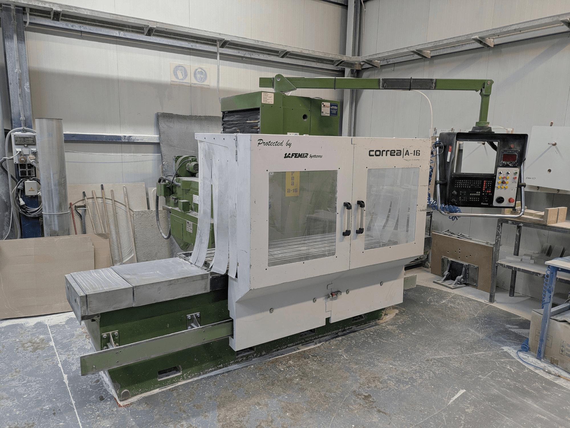 Фрезерний верстат Correa A-16 в майстерні, вид спереду з панеллю керування та робочою поверхнею, що демонструє промисловий дизайн і функціональність.