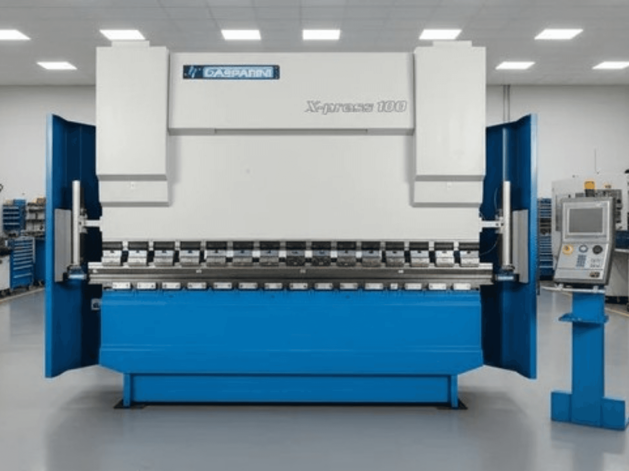 Гідравлічний прес GASPARINI X-Press 100, вид спереду, із синім корпусом та панеллю керування з правого боку.