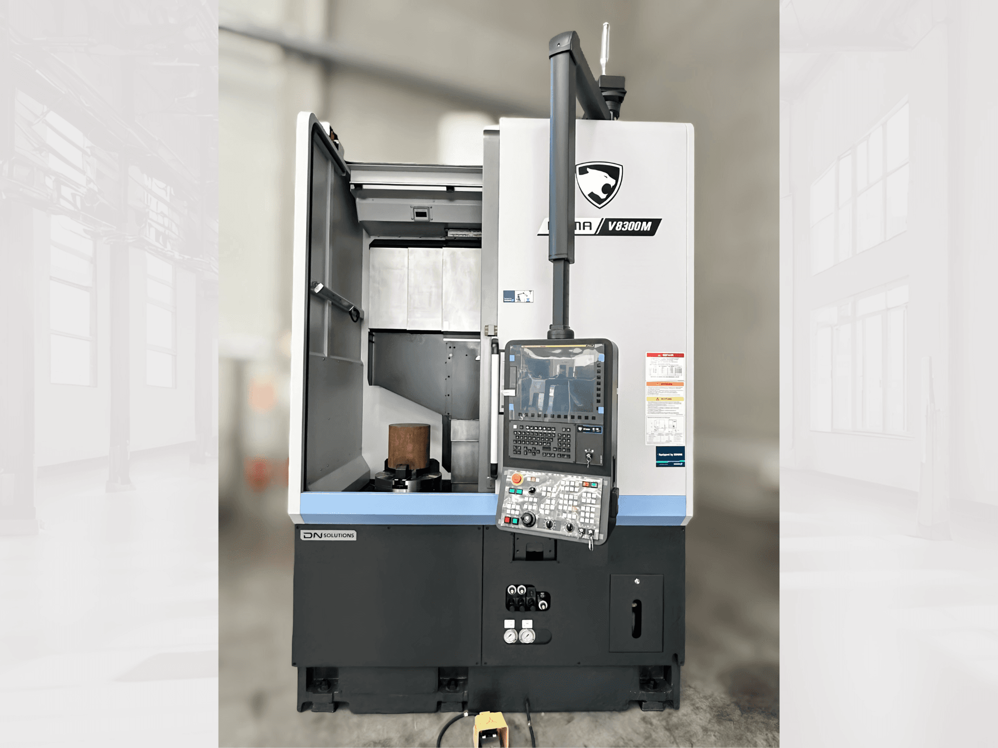 Вертикальний токарний верстат Puma V8300MR спереду, з панеллю керування та відчиненими дверима, що демонструють внутрішній простір.