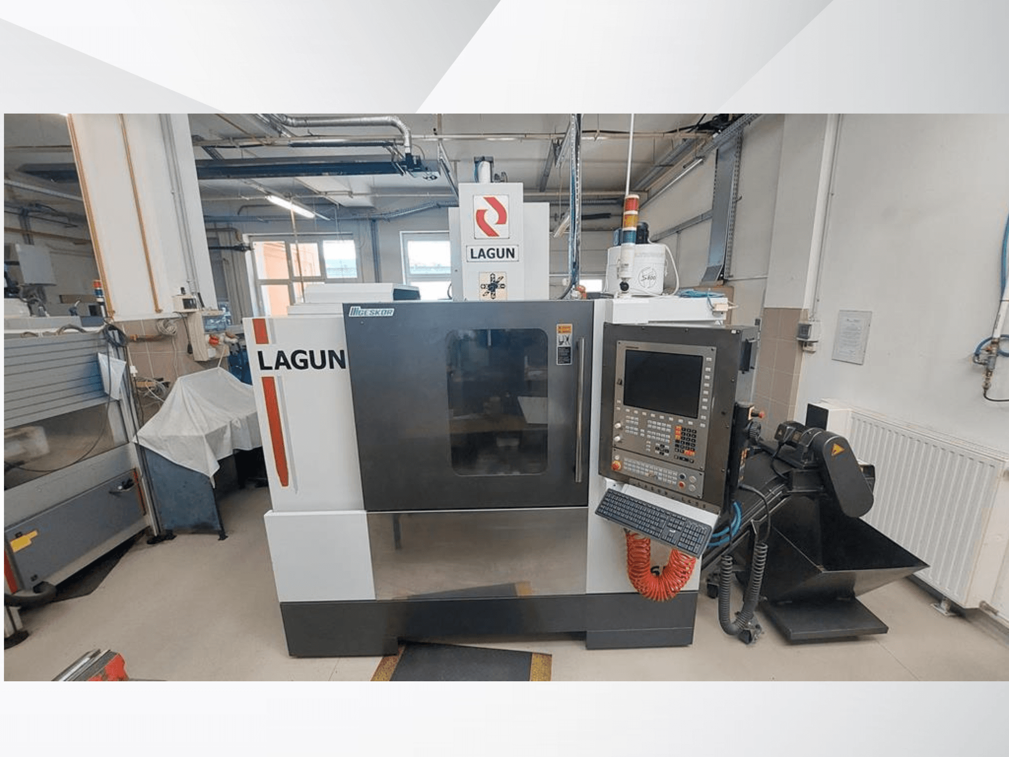 Вертикальний обробний центр LAGUN L650 у фронтальному ракурсі: на фото видно панель управління, велику робочу зону та систему пиловідведення.