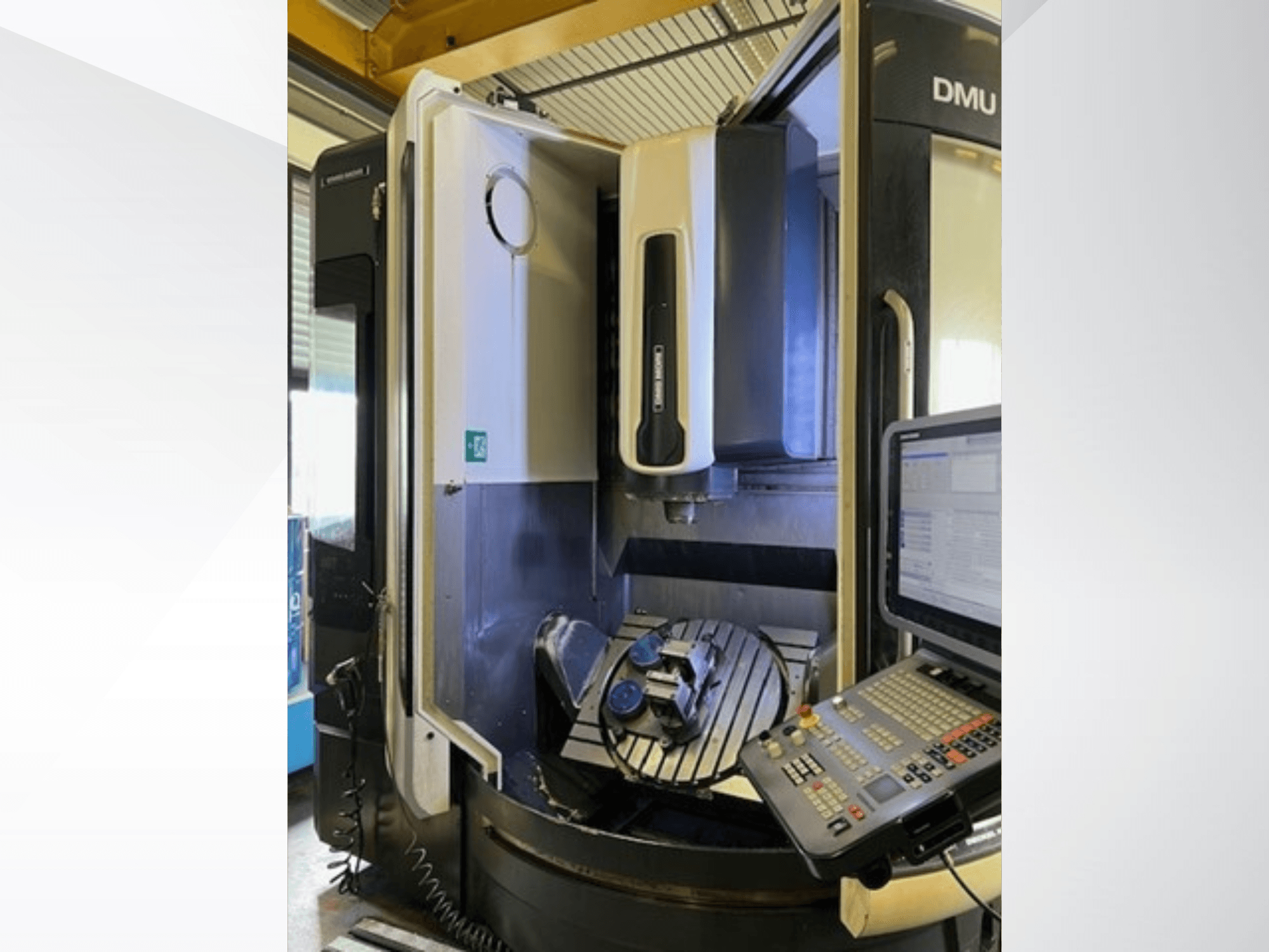 Універсальний обробний центр DMG MORI DMU 75 Monoblock, вид спереду, демонструє панель керування та заготовку на столі.