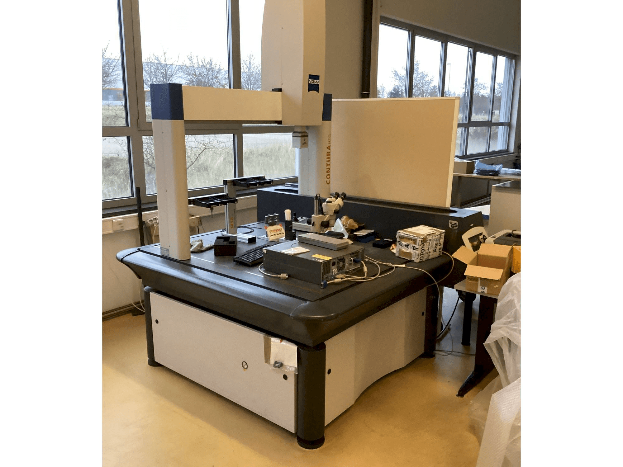 Front view of ZEISS Contura HTG 10/12/6 machine