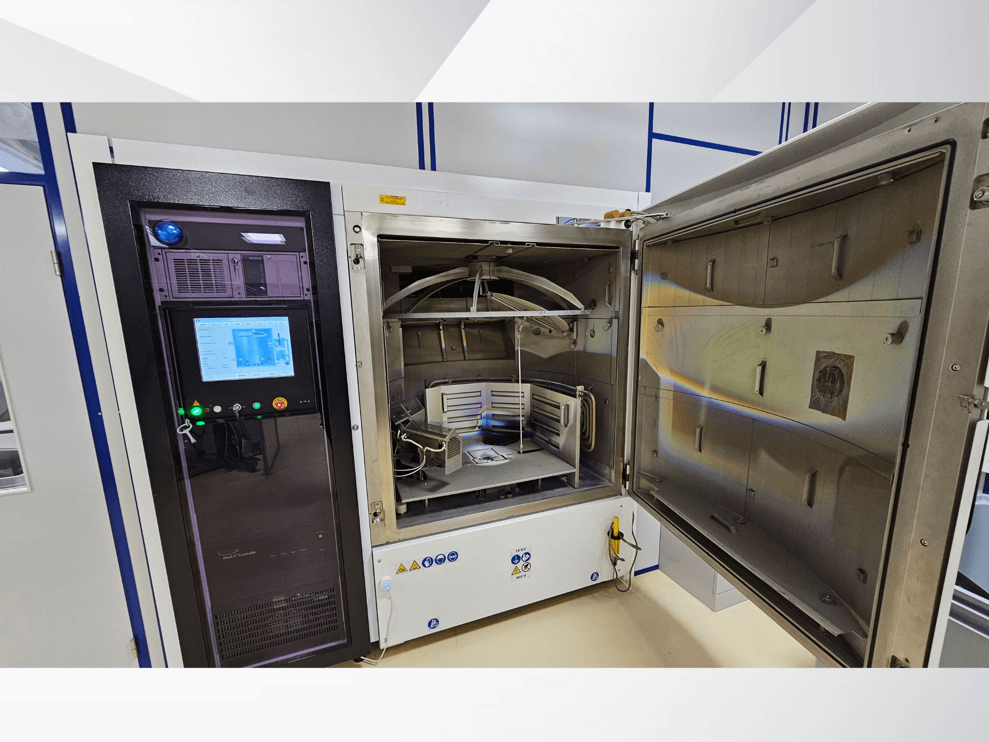 Панель управління випробувальної камери невідомого бренду, вигляд спереду; показано сенсорний екран, індикатори та відчинені дверцята, що відкривають внутрішній простір.