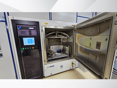 Панель управління випробувальної камери невідомого бренду, вигляд спереду; показано сенсорний екран, індикатори та відчинені дверцята, що відкривають внутрішній простір.