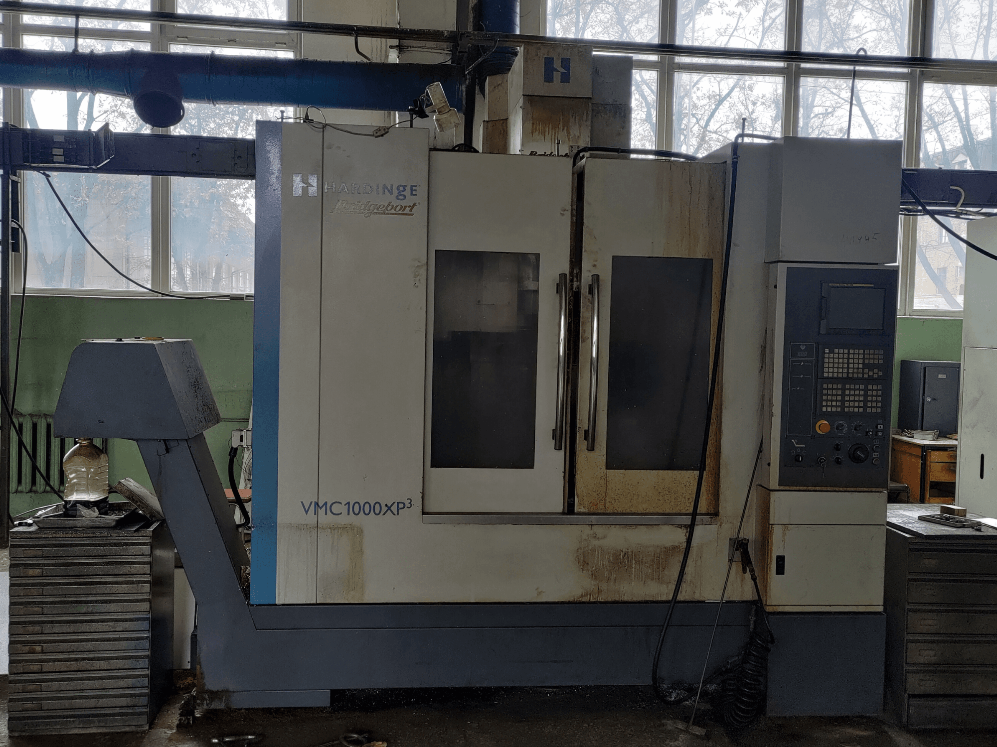 Вертикальний обробний центр Bridgeport VMC1000 XP3 у фронтальному ракурсі; на фото видно панель управління та незначні сліди зносу.