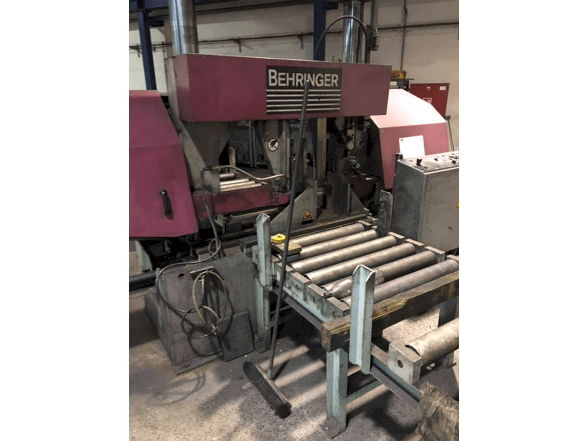 Front view of Behringer HBP 530 machine