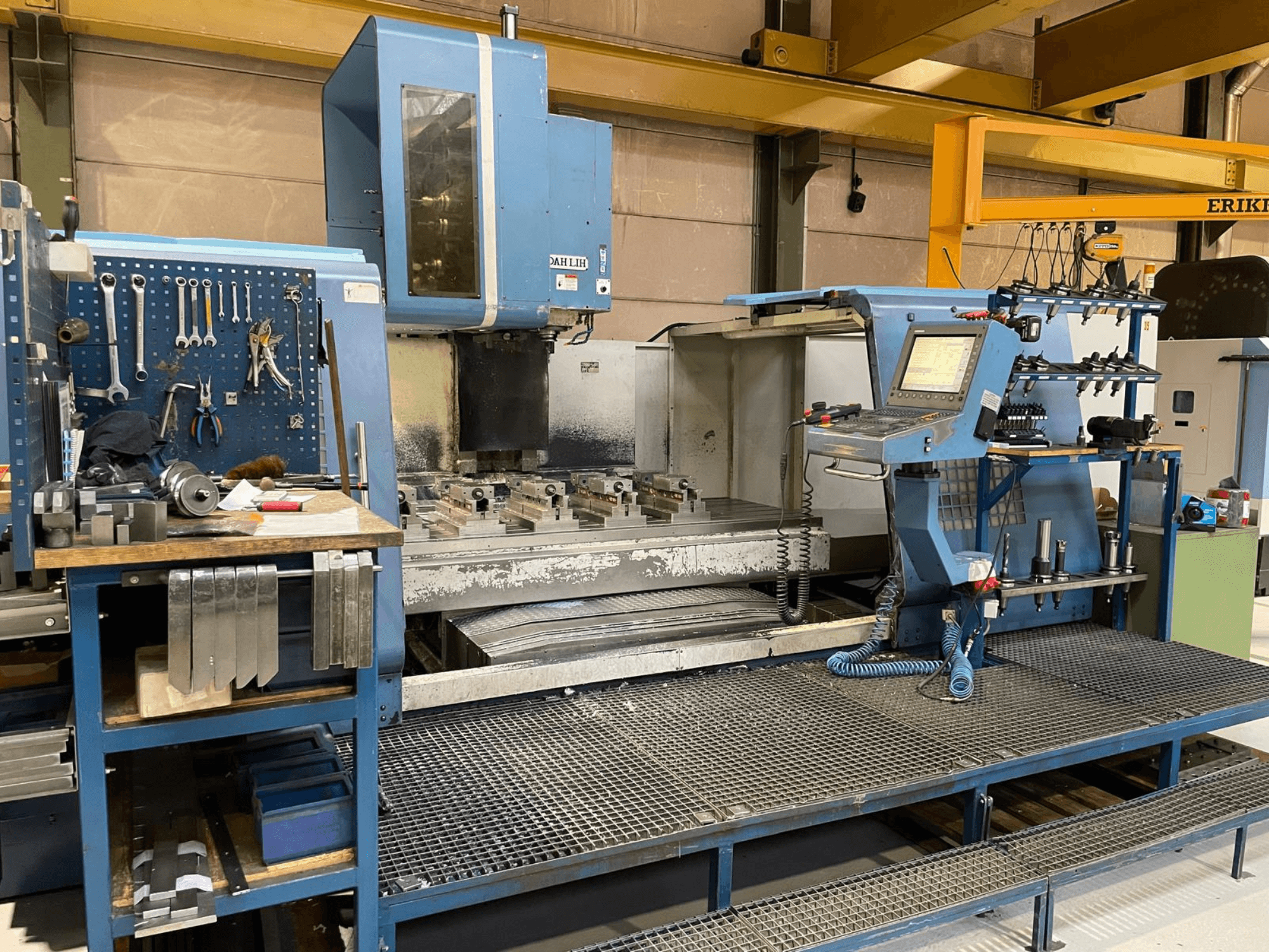 Вертикальний обробний центр DAH LIH MCV2600 вид спереду, демонструє панель керування, робочий стіл та зону зберігання інструменту.