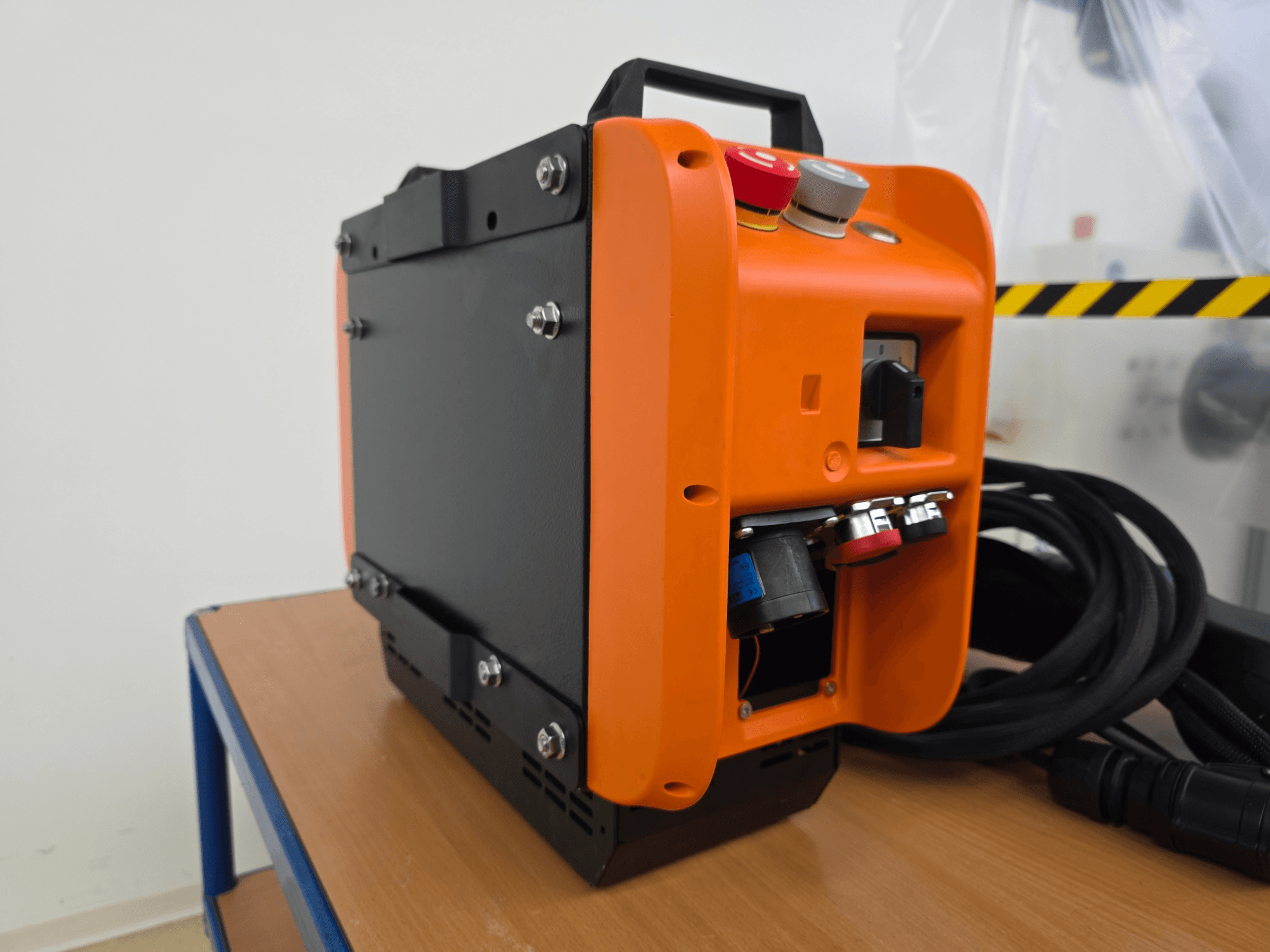 Контролер маніпулятора робота KASSOW ROBOTS KR1205, вид збоку: помаранчево-чорний дизайн, порти вводу/виводу та кабелі.